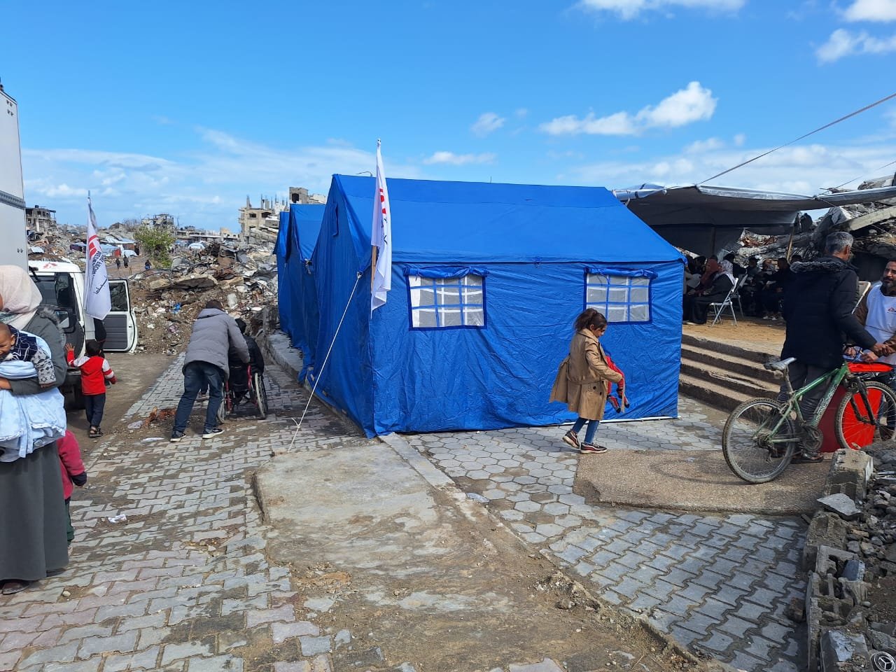 En réponse à la destruction systématique et totale du système de santé dans le nord de la bande de Gaza, nous opérons des cliniques mobiles à Jabalia et Beit Hanoun. 