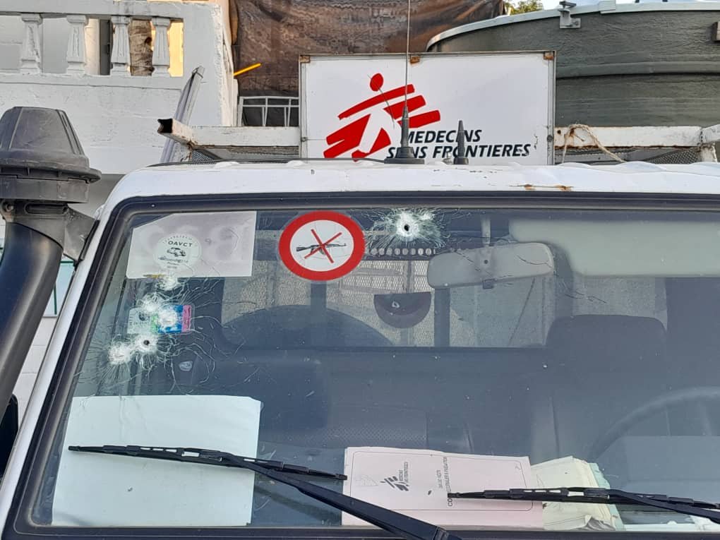 Véhicule MSF touché par une balle à Port-au-Prince.
