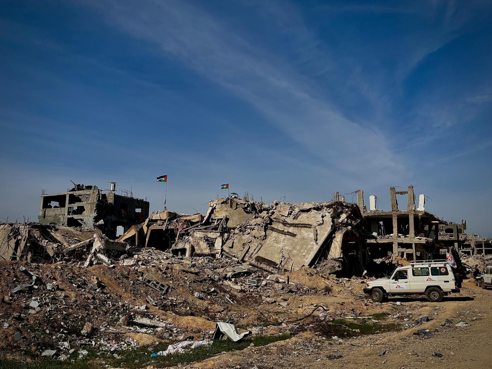 MSF-Fahrzeug inmitten von Trümmern im Gazastreifen. Februar 2025.