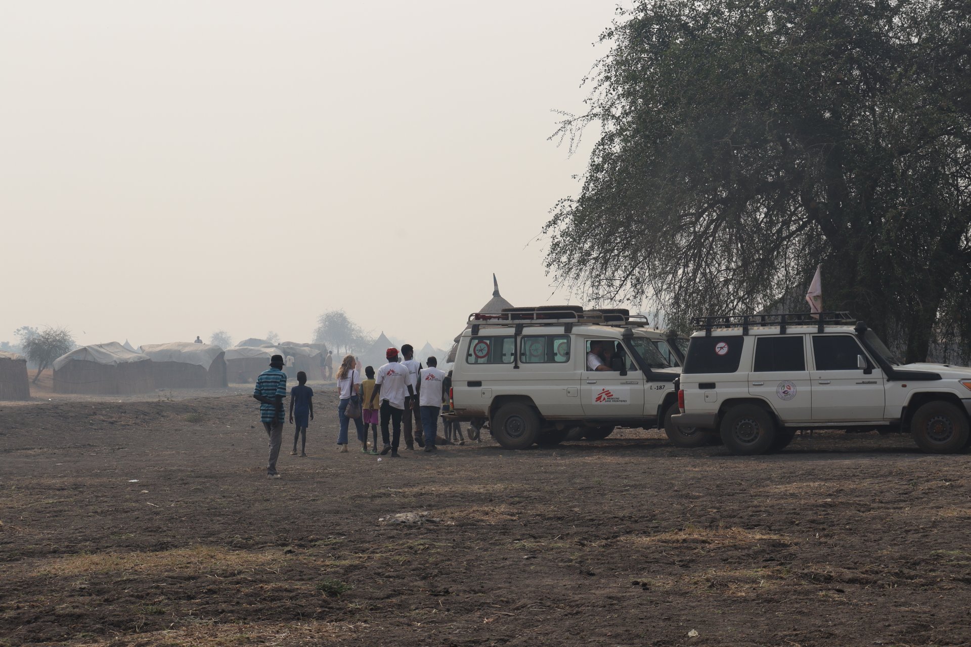 MSF-Fahrzeuge in der Region Gambella in Äthiopien. Unsere Teams reagieren auf die Cholera-Epidemie, die sich vom Südsudan bis nach Äthiopien ausgebreitet hat.MSF dans la région de Gambella, en Ethiopie.