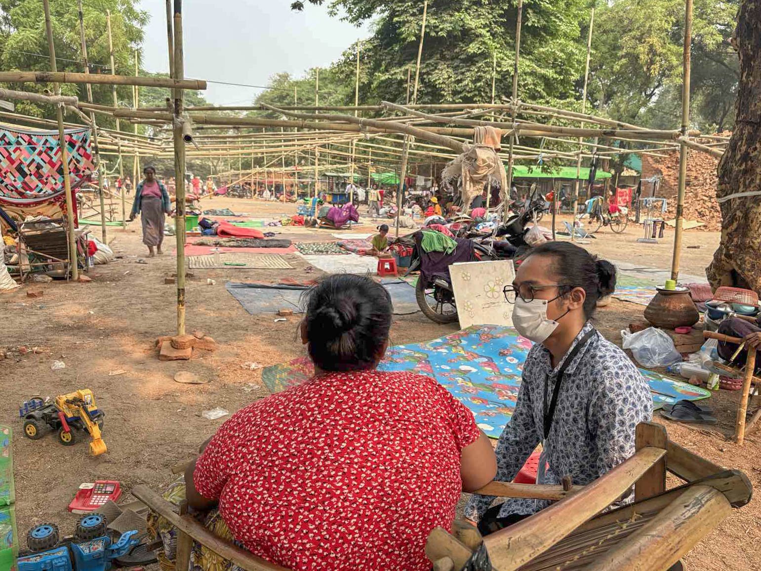 Un bénévole briefé par Médecins Sans Frontières fournit une assistance psychologique dans une clinique mobile dans un camp temporaire près de Mandalay. 