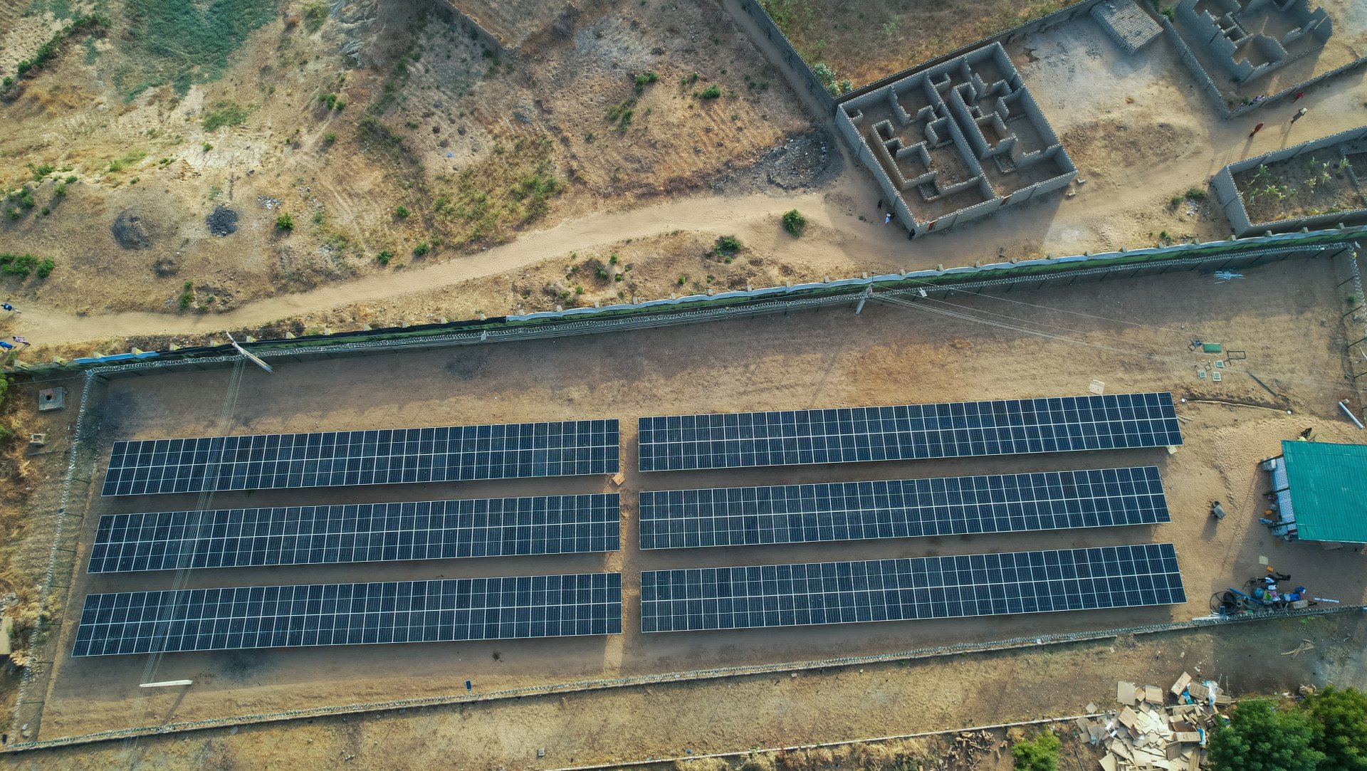 Vue aérienne des panneaux solaires installés à l’hôpital général de Zurmi, dans l’état de Zamfara. Nord-Ouest du Nigeria.