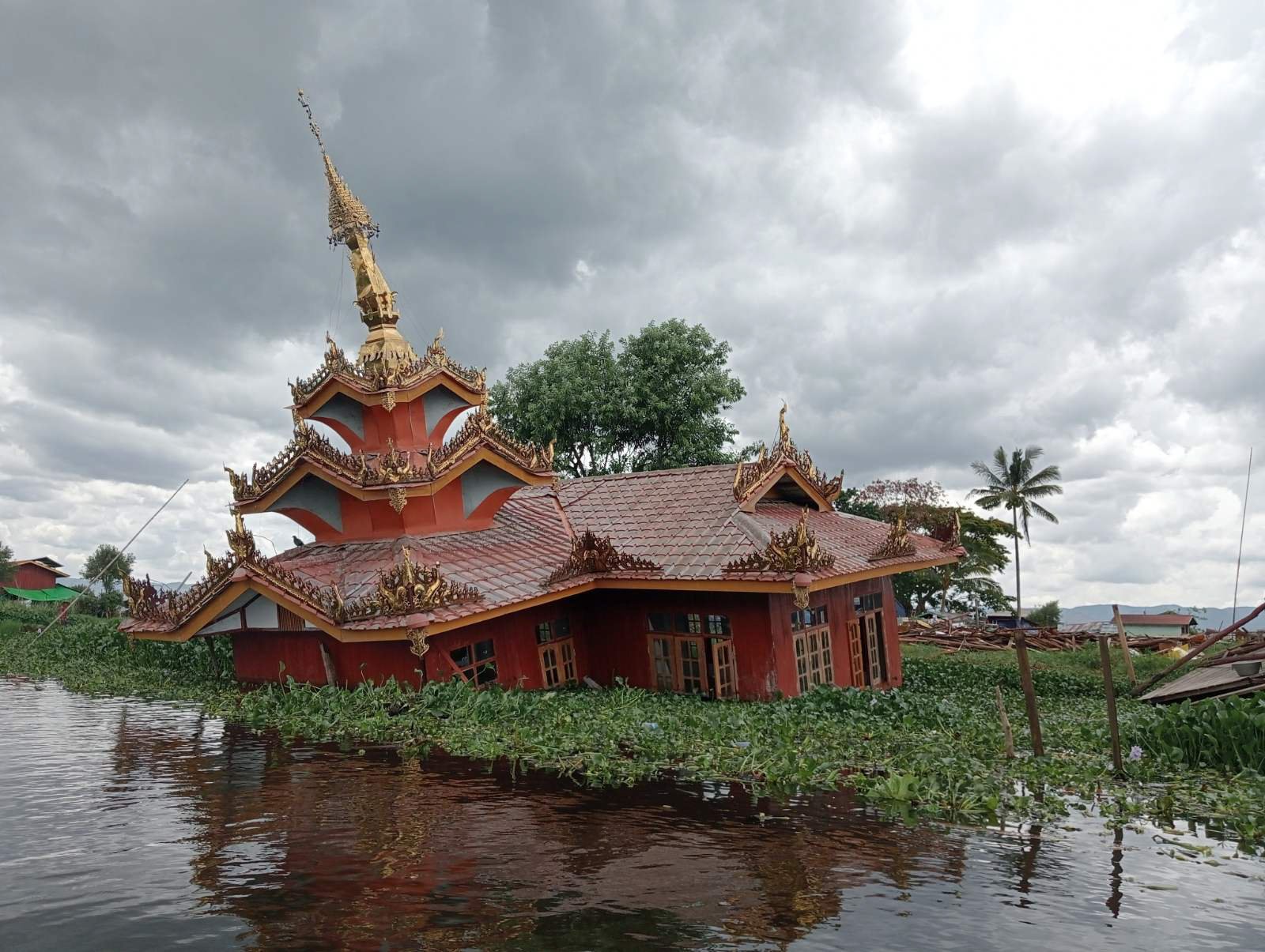 Dieses auf Pfählen gebaute Kloster auf dem Inle-See konnte dem Erdbeben der Stärke 7,7 vom 28. März nicht standhalten. Shan-Staat.