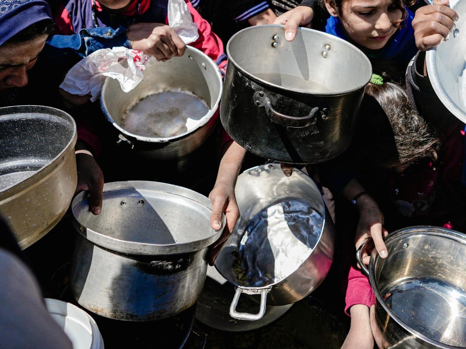 Des enfants tenant des casseroles vides dans la bande de Gaza