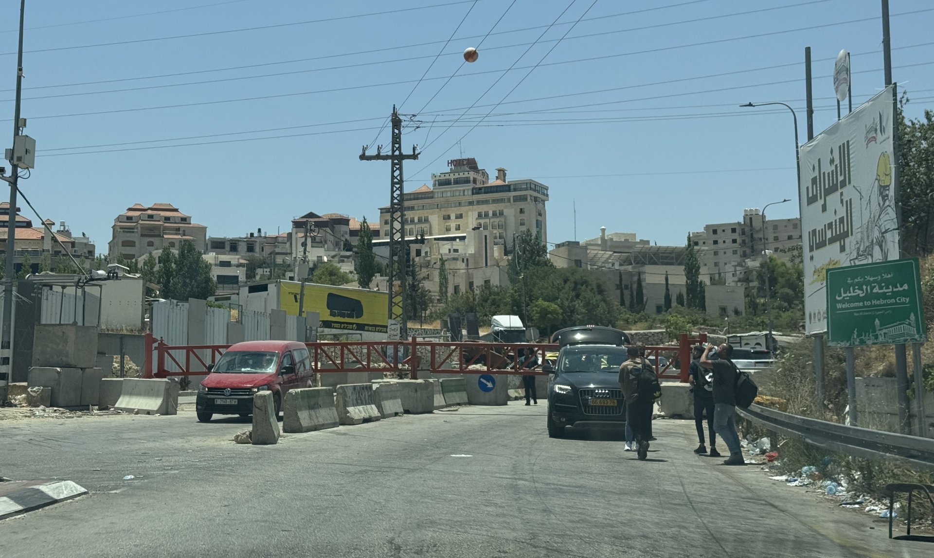 Des voitures palestiniennes bloquées à un checkpoint israélien fermé à l'entrée d'Hebron.