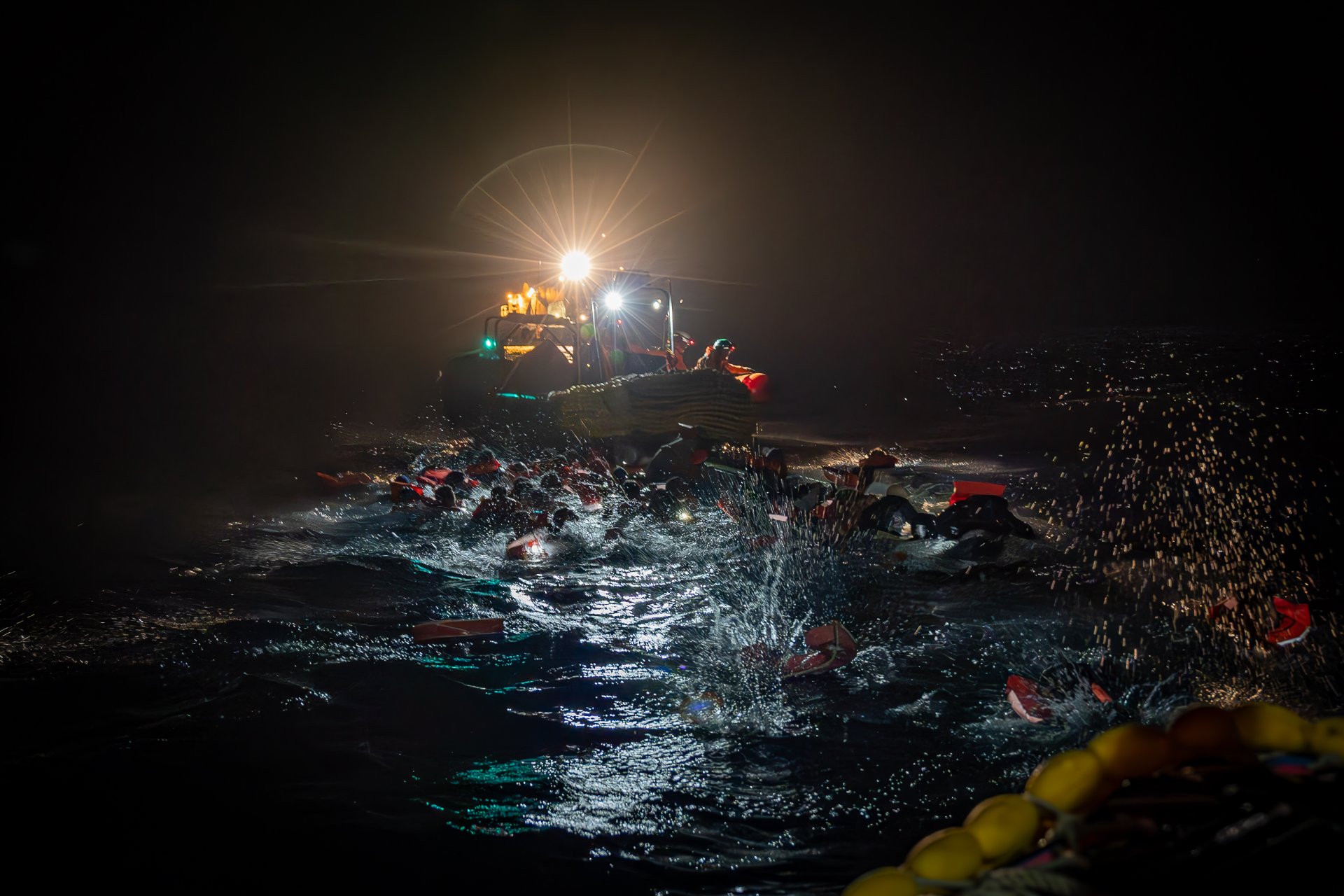 Dieses Bild zeigt den erschütternden Moment, in dem ein überfülltes Boot kenterte. Glücklicherweise gelang es unserem Team, alle 45 Menschen sicher aus dem Wasser zu bergen. Mittelmeer, 2024.