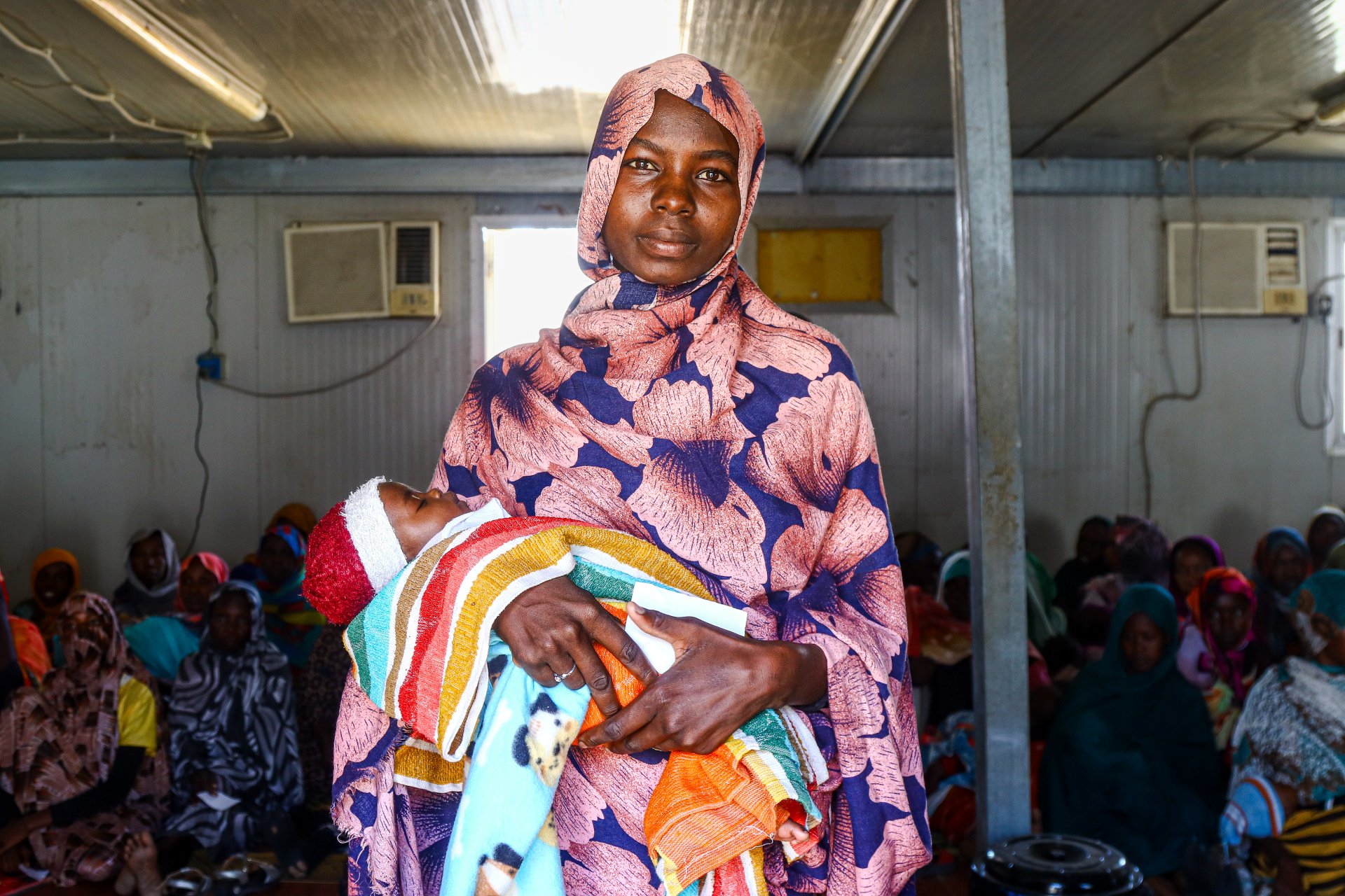 Portrait de Rehab Musa, 19 ans, avec son bébé.