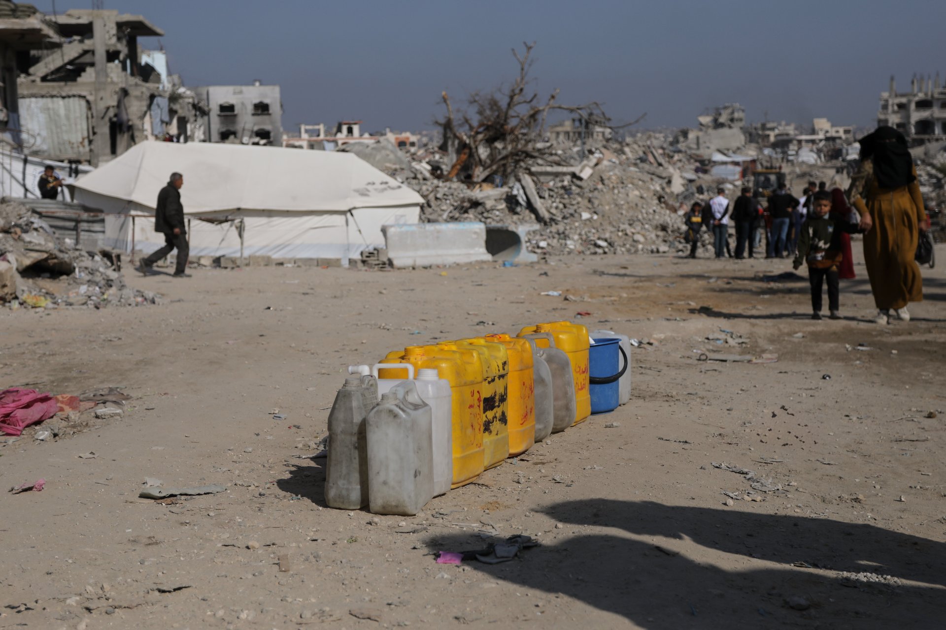 Des Palestiniens attendent l'arrivée d'un camion d'eau en Palestine.