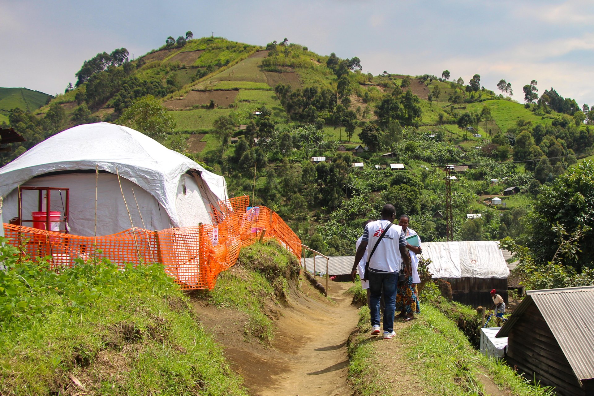 Le village de Makombo, à 45 km de la ville de Goma, en République démocratique du Congo (RDC). Suite au retour de personnes déplacées après le démantèlement des camps à Goma en début d’année, MSF y a lancé une intervention d’urgence en février 2025 pour appuyer le centre de santé de la zone en termes de soins de santé primaire, de prise en charge de la malnutrition, de traitement du choléra, et de santé sexuelle et reproductive -incluant la prise en charge des victimes de violences sexuelles. En mars 2025,