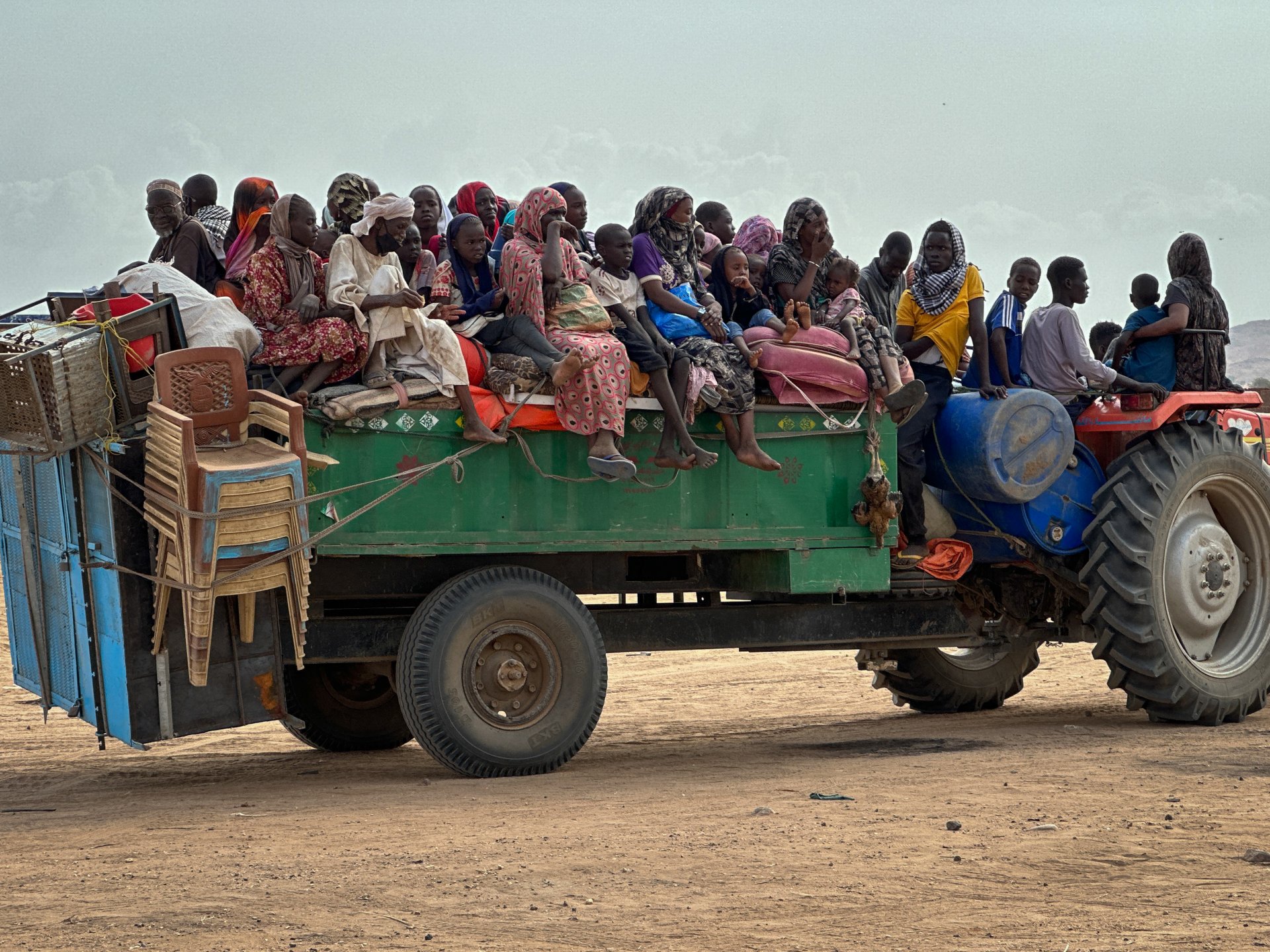 Des personnes sur un camion, au Darfour.