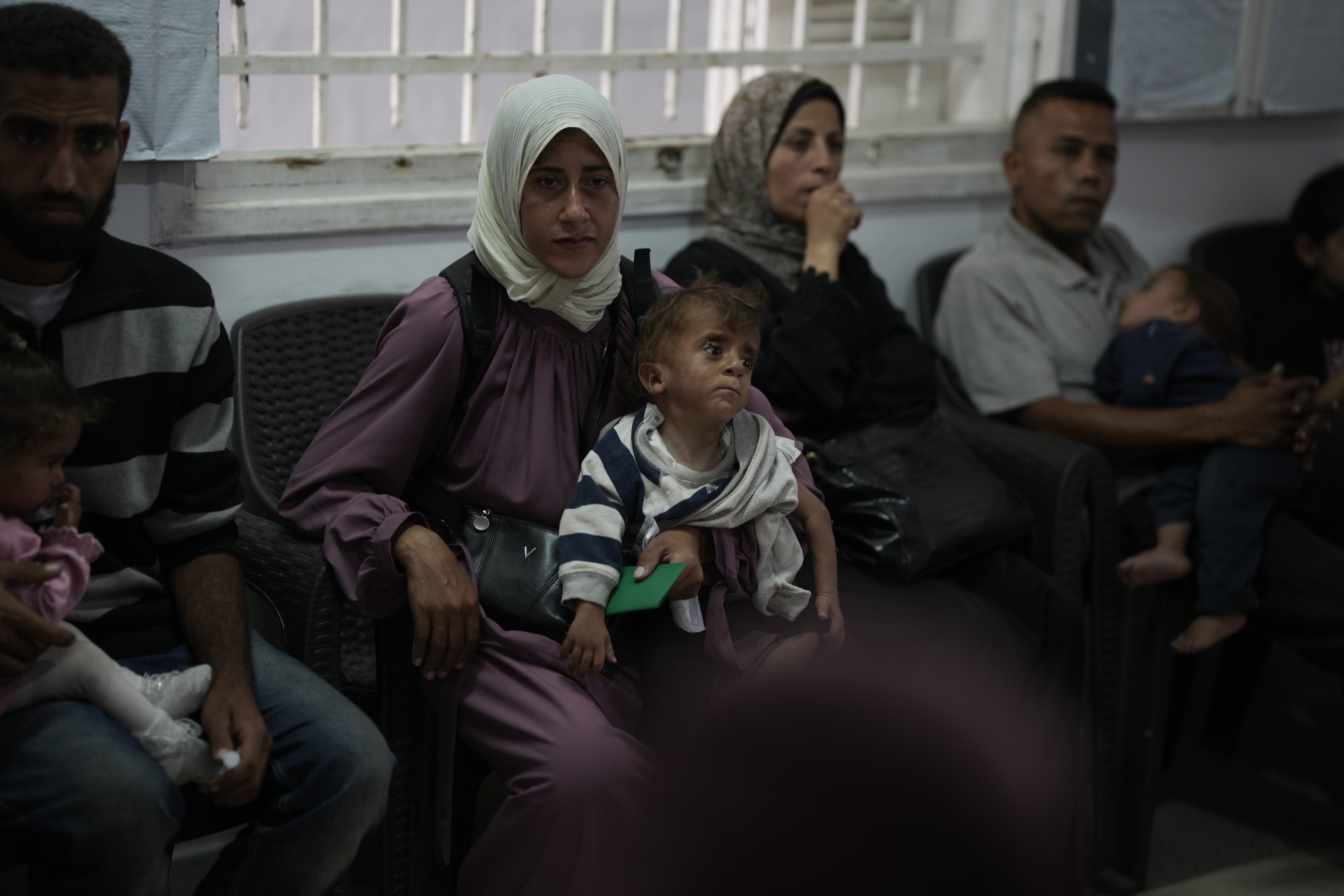 Une mère palestinienne et son enfant, souffrant tous les deux de malnutrition à Gaza-ville.
