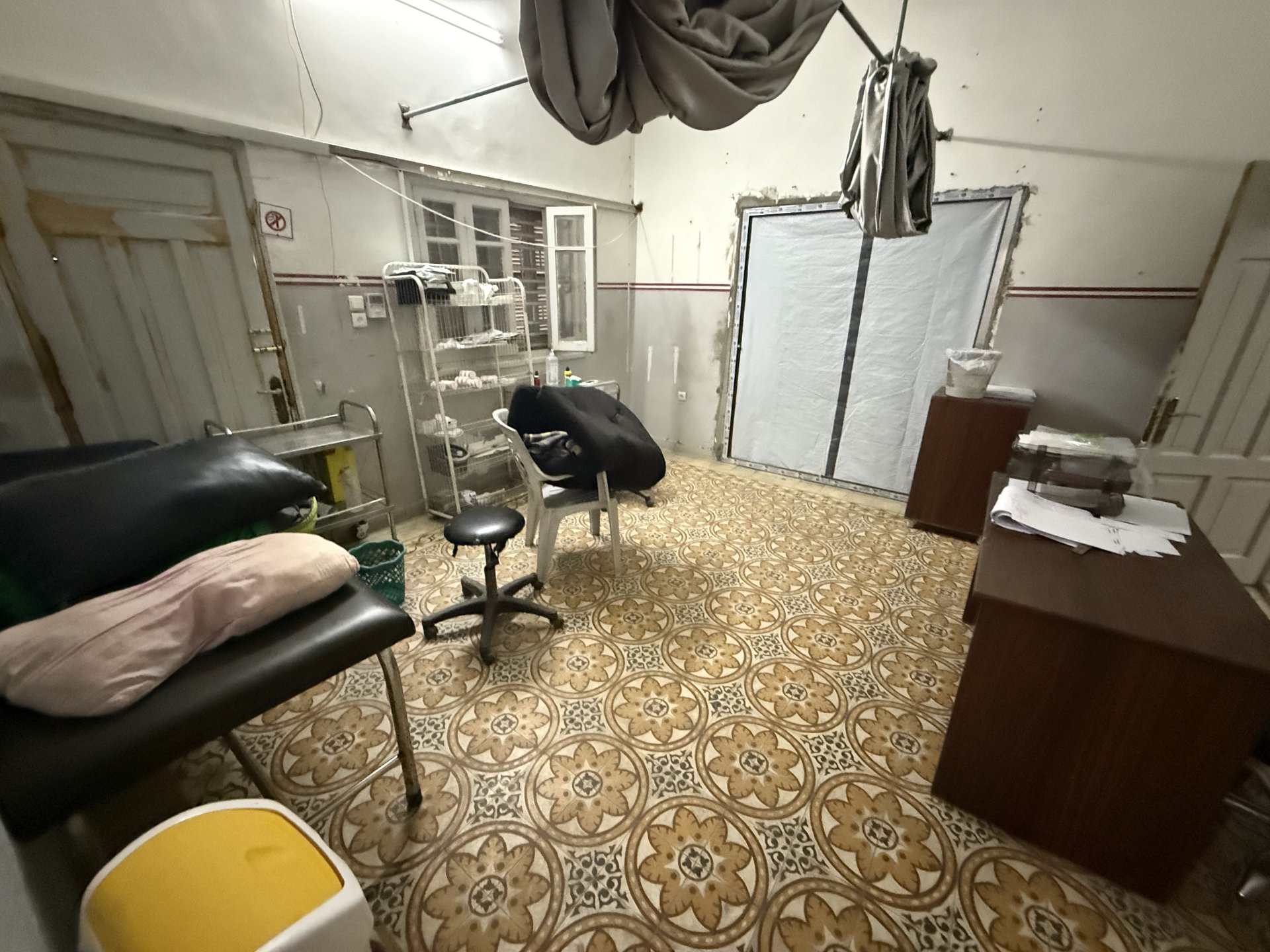 Der Behandlungsraum der Klinik von Ärzte ohne Grenzen in Gaza-Stadt, leer nach der Einstellung der Aktivitäten von Ärzte ohne Grenzen aufgrund der israelischen Militäroffensive