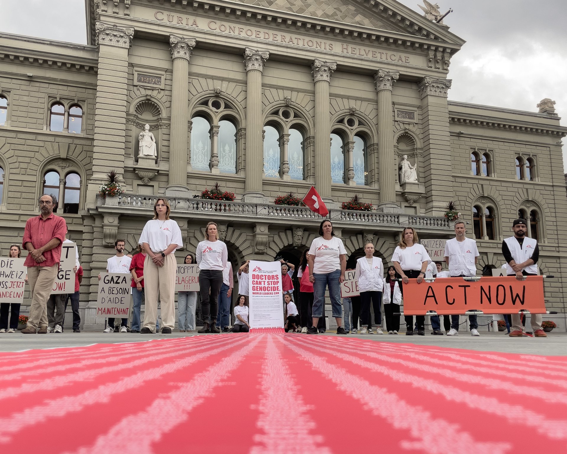 Des employés de Médecins Sans Frontières sur la place fédérale à Berne.