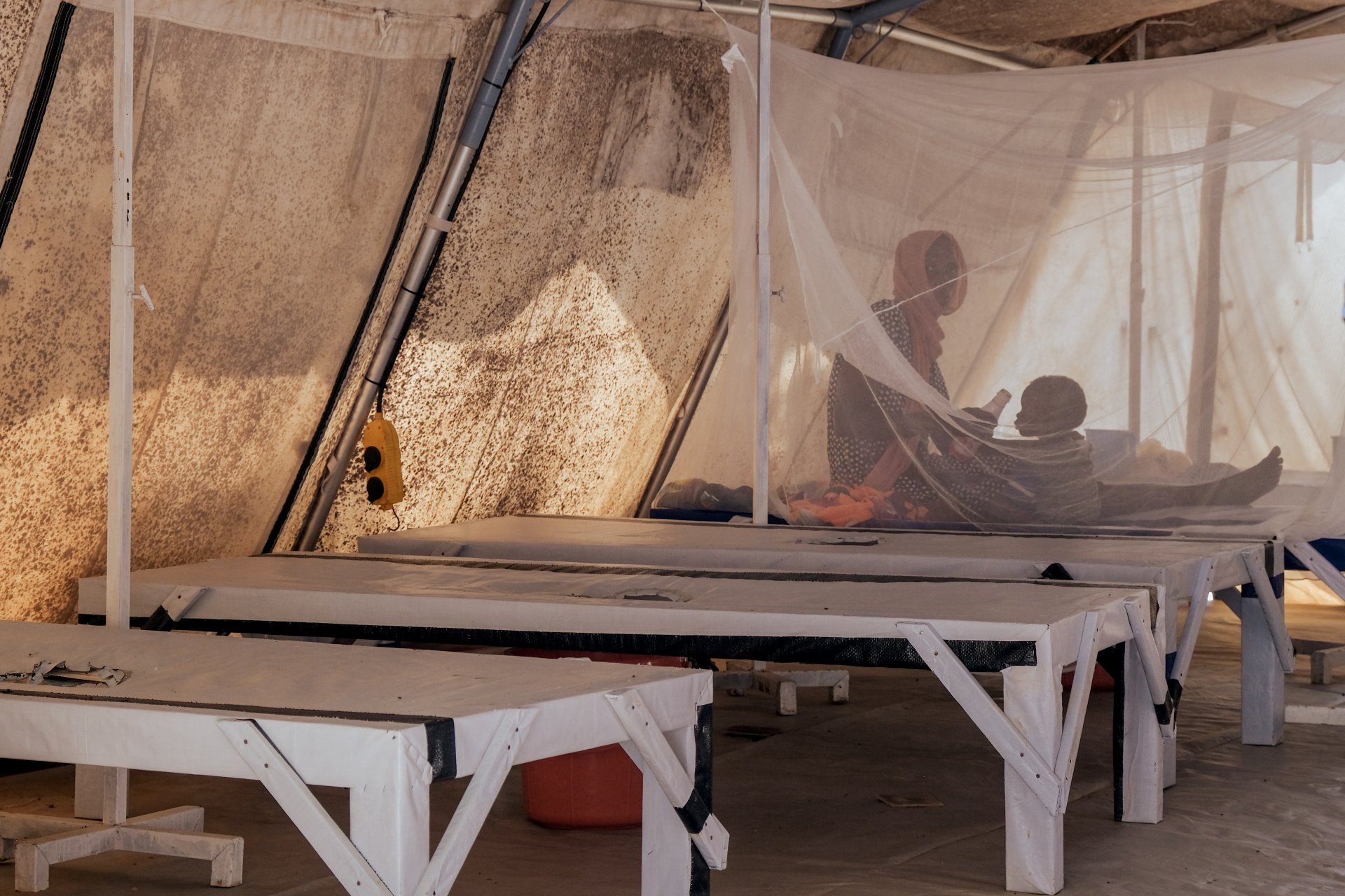 Intérieur d'un centre de traitement spécialisé pour la prise en charge du choléra. Tchad. 2025.