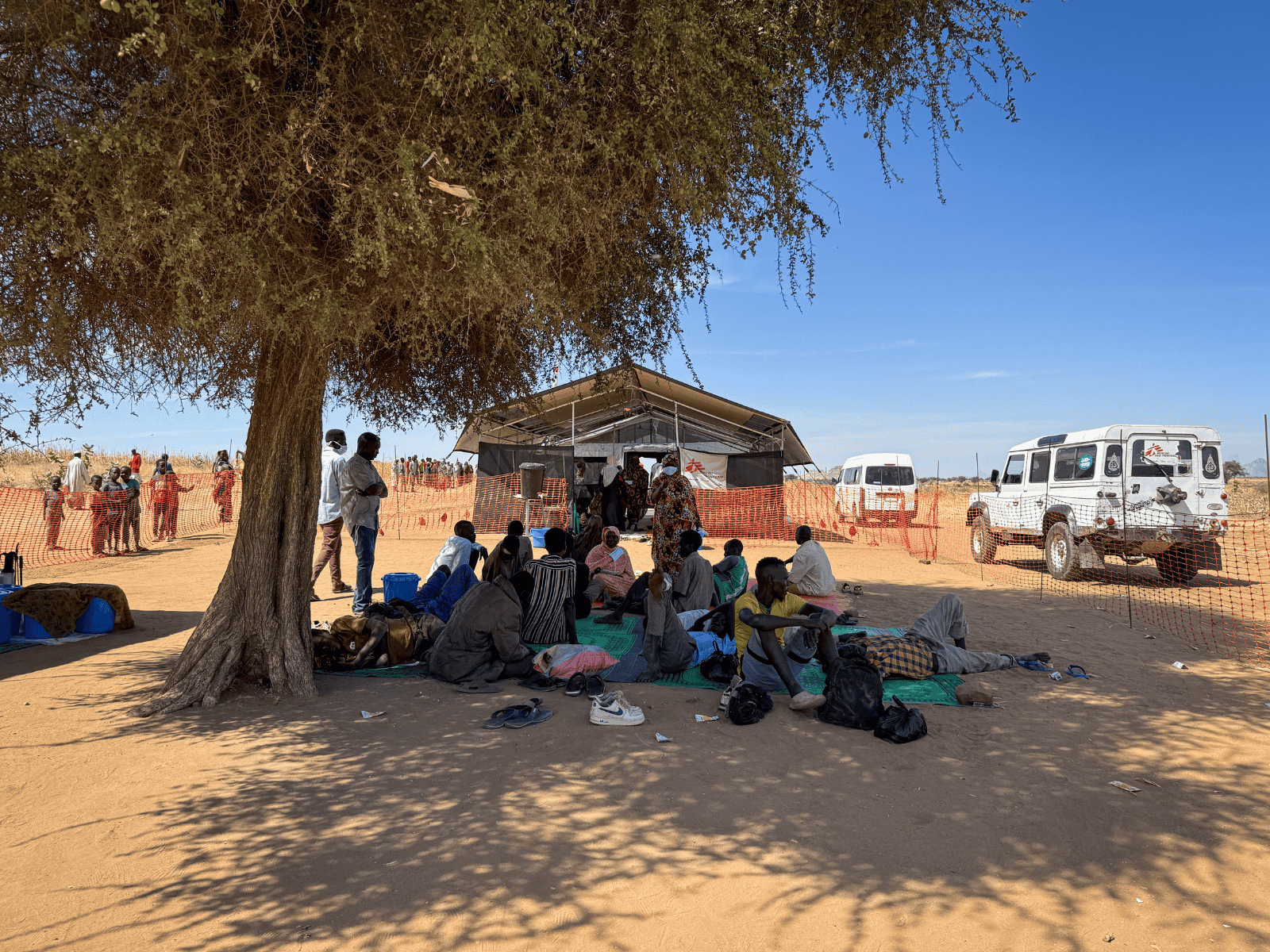 Am 26. Oktober übernahmen die Rapid Support Forces (RSF) nach 500 Tagen die Kontrolle über El Fasher im Westen des Sudan. Rund 10.000 Geflüchtete flohen nach Tawila und berichteten von Massakern und ethnisch motivierter Gewalt. Die bereits zuvor überlasteten Camps in Tawila leiden unter akutem Mangel an Wasser, Nahrung, Unterkünften und sanitären Einrichtungen.