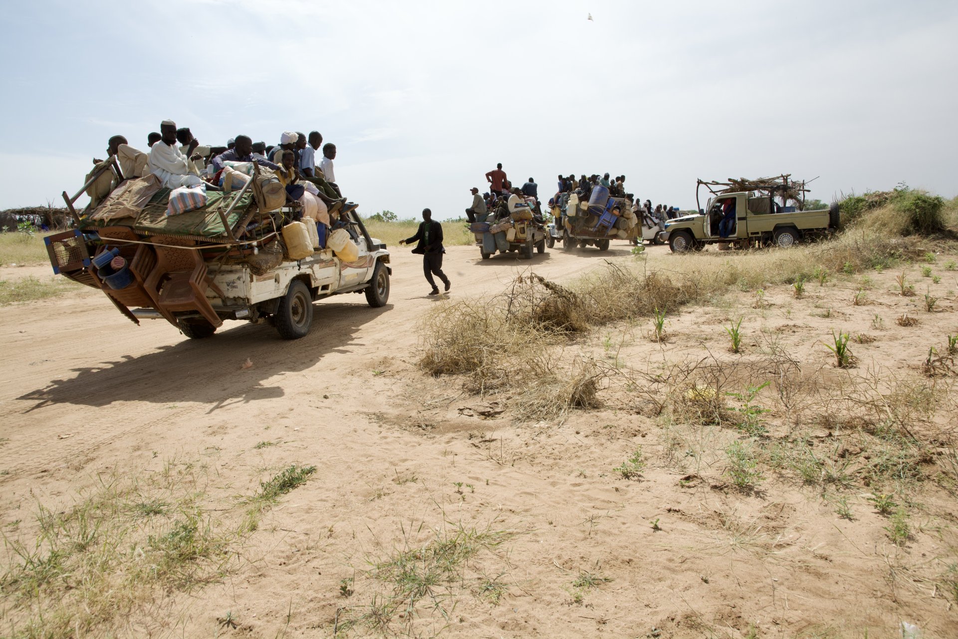 De nombreuses personnes entassées sur des véhicules dans le Darfour-Nord.