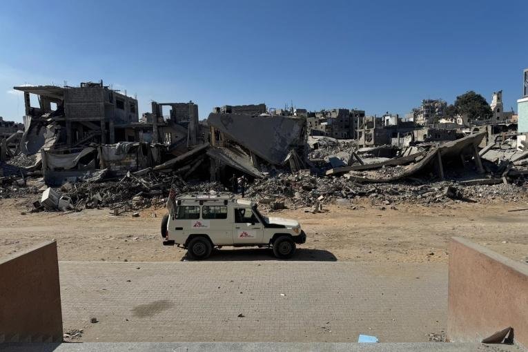 Un véhicule de MSF est garé devant l'hôpital Al Rantisi dans la ville de Gaza, au milieu des décombres et des destructions dans la zone. Ville de Gaza. Octobre 2025. © MSF