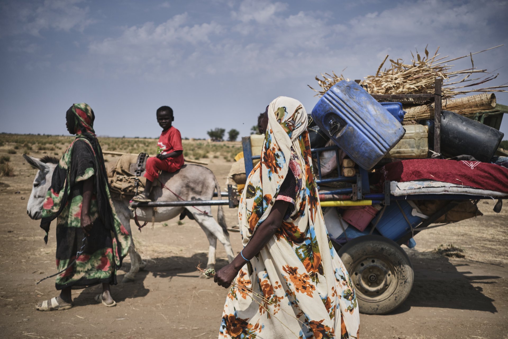 Diese Familie ist gerade 20 Kilometer von der sudanesischen Grenze in Jerbana angekommen. Ihr gesamtes Hab und Gut transportieren sie auf einem Eselskarren. Die meisten Geflüchteten, die die Grenze zum Südsudan überqueren nutzen dieses Transportmittel.