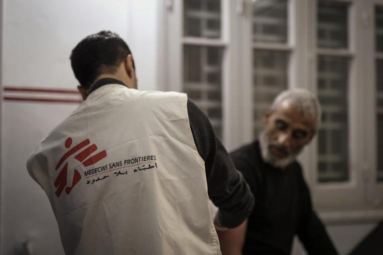 Un médecin MSF en consultation avec un patient à Gaza. Décembre 2024. © Motassem Abu Aser