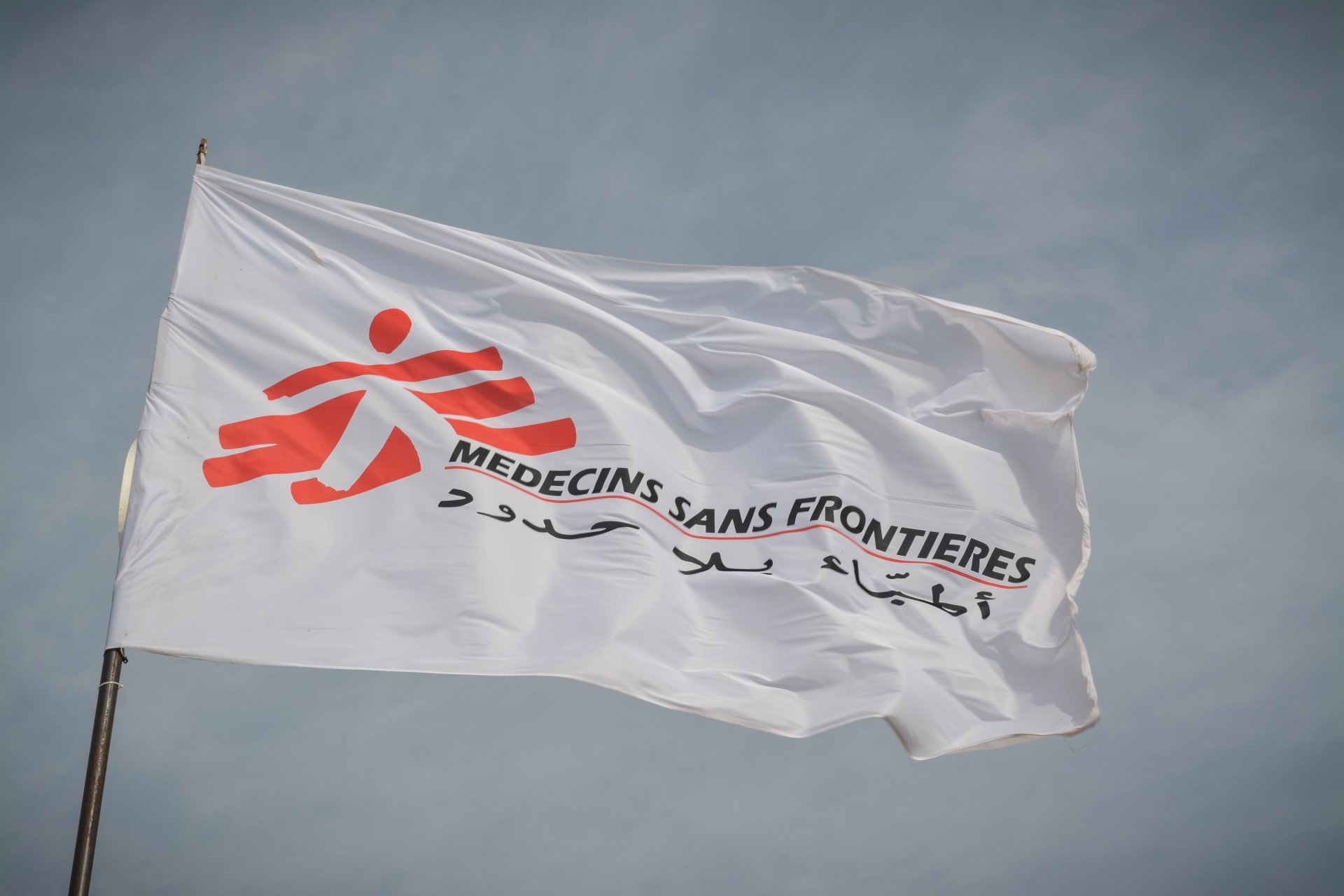Drapeau avec le logo arabe de MSF au milieu du projet de l'hôpital de Kajo Keji.
