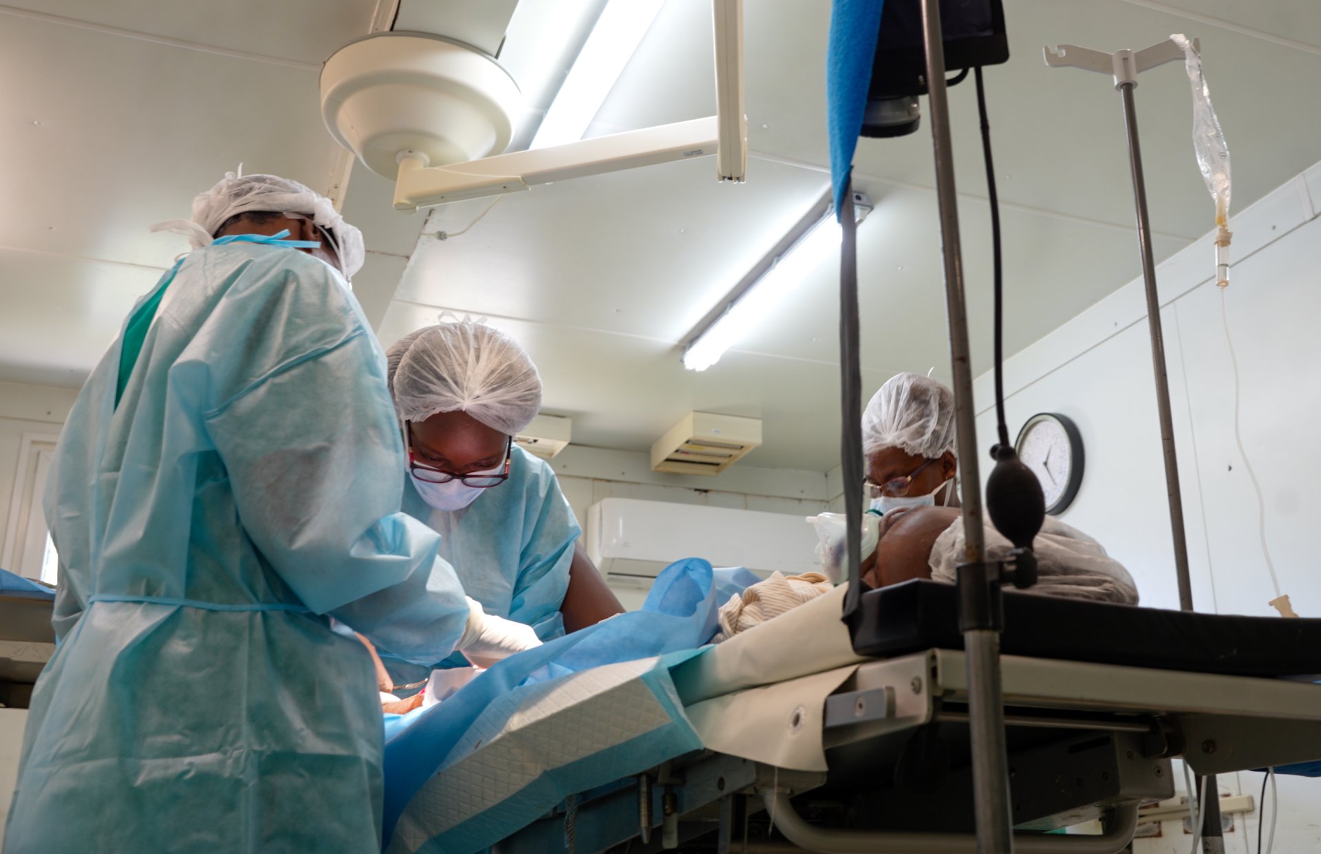 Dans une salle d'opération de l'hôpital traumatologique de Tabarre, géré par MSF, un médecin de MSF opère un patient blessé par balle à Port-au-Prince.