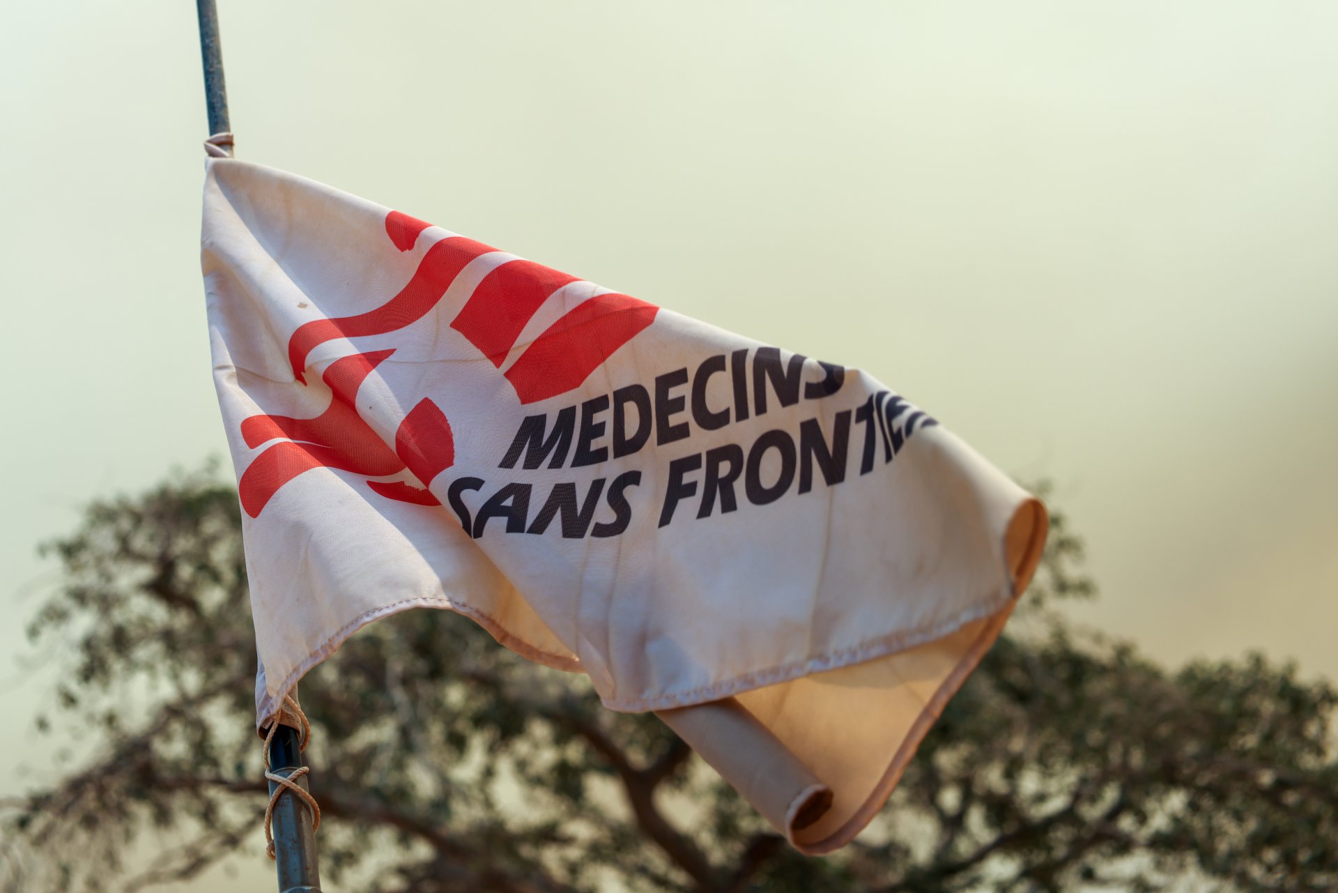 Drapeau MSF flottant au vent à la base du projet d'Aweil.