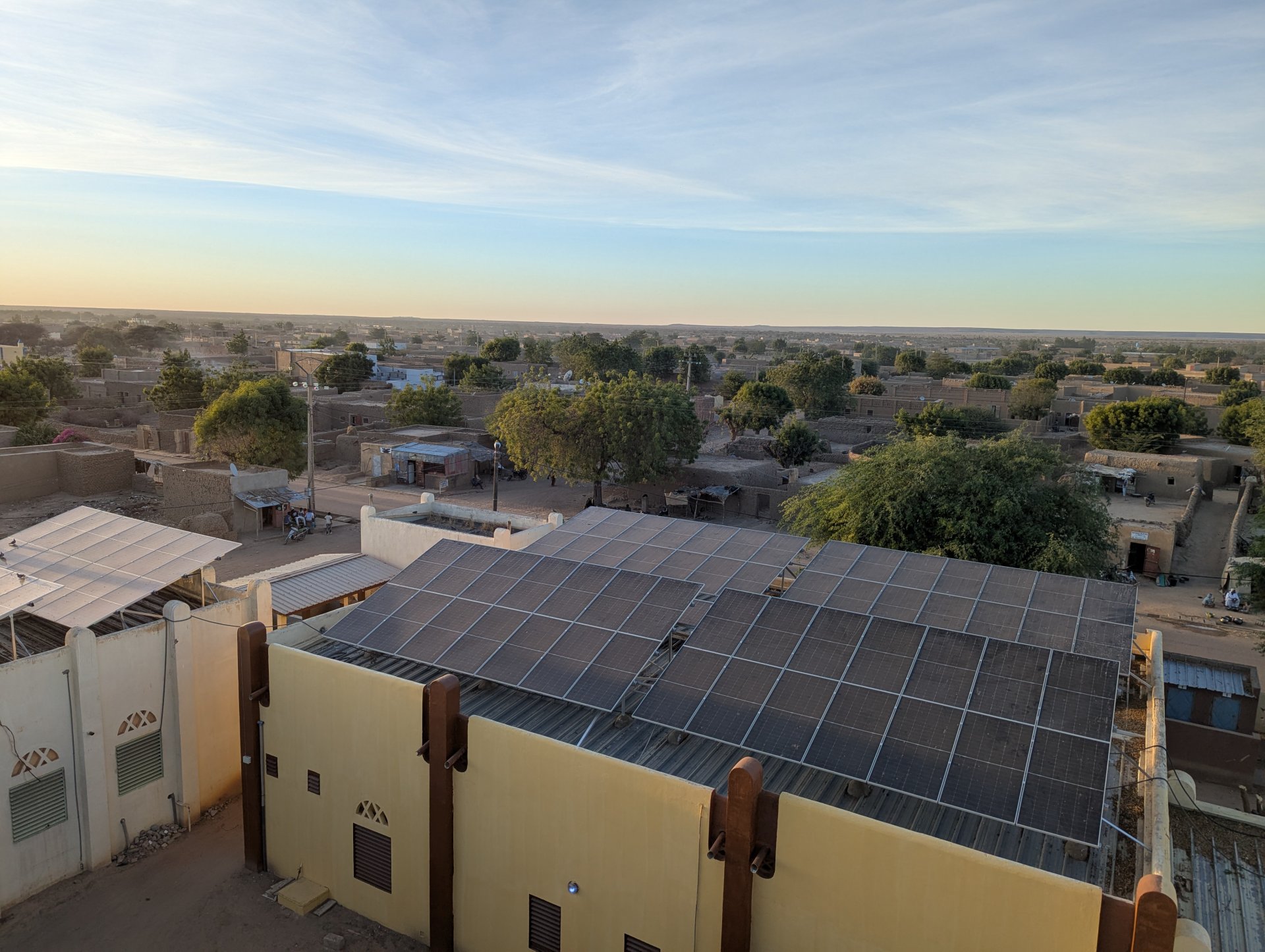 Vue des panneaux solaires installés par MSF à l'hôpital de Niafunké, dans le nord du Mali.