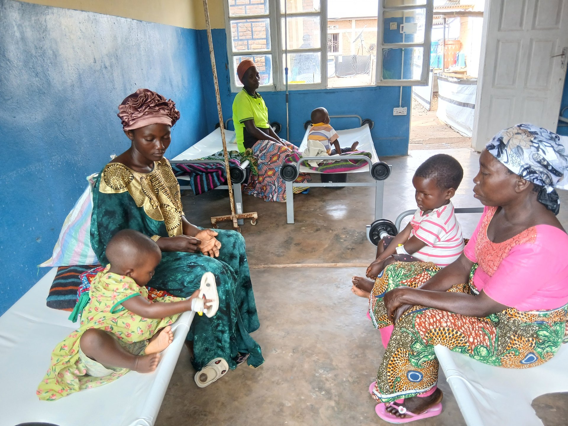 Busime (à gauche) est assise avec sa fille Gisele, âgée de trois ans, qui souffre du choléra et est soignée à l'hôpital général de Sangé, dans la province du Sud-Kivu, à l'est de la République démocratique du Congo.