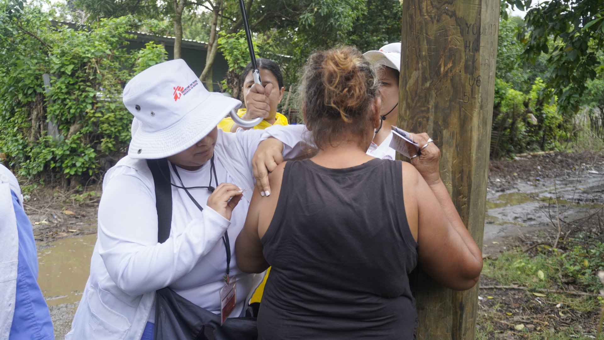 Les habitants de la communauté de Naco ont quitté leurs maisons pour se faire vacciner contre la grippe et la rougeole.