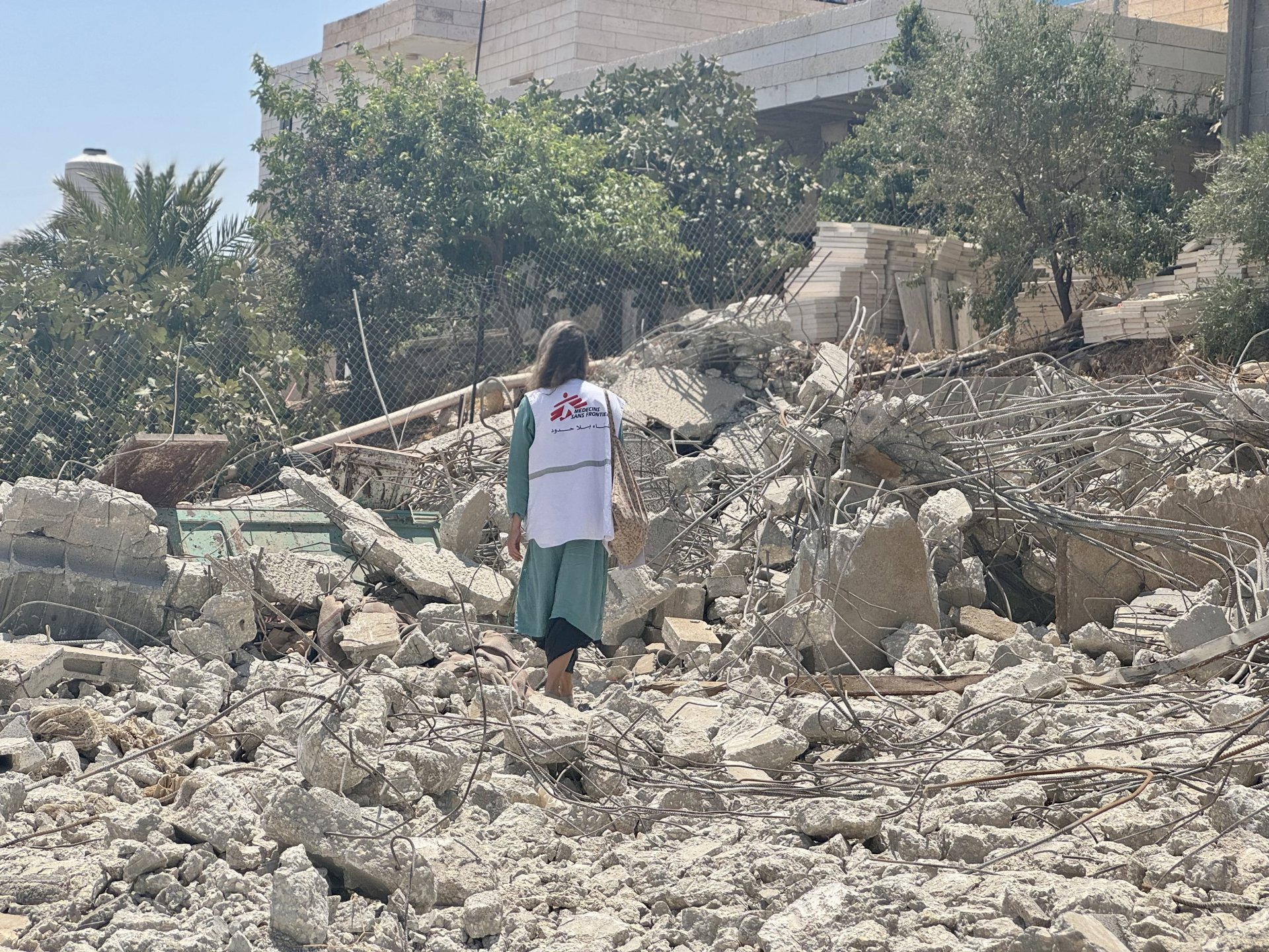 Le responsable du plaidoyer de MSF en visite sur le terrain au village de Kisan, où la maison de 250 m² de la famille Ubayat a été démolie par les forces israéliennes. 