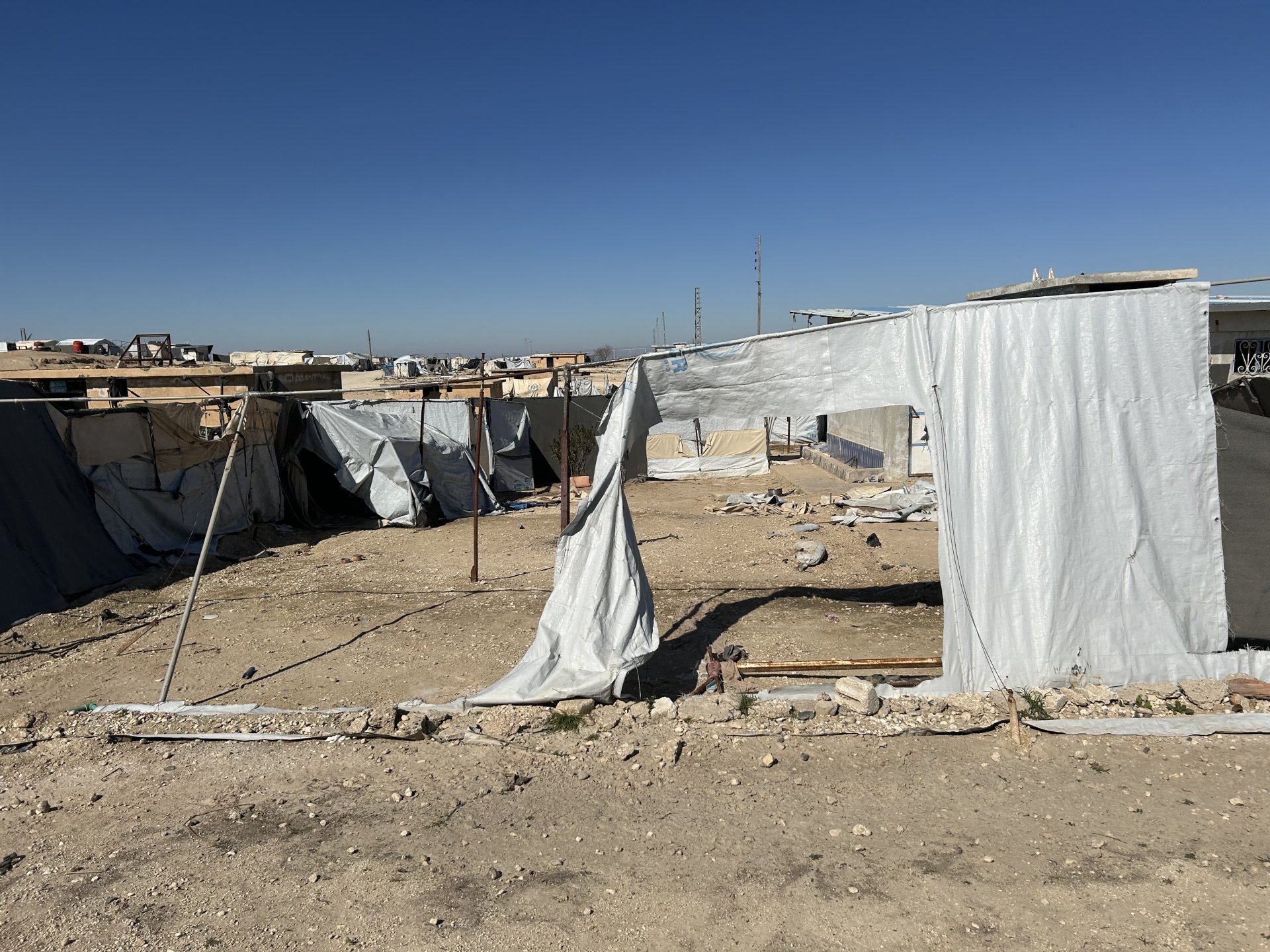 Tentes abandonnées au camp d'Al Hol la veille de sa fermeture définitive.