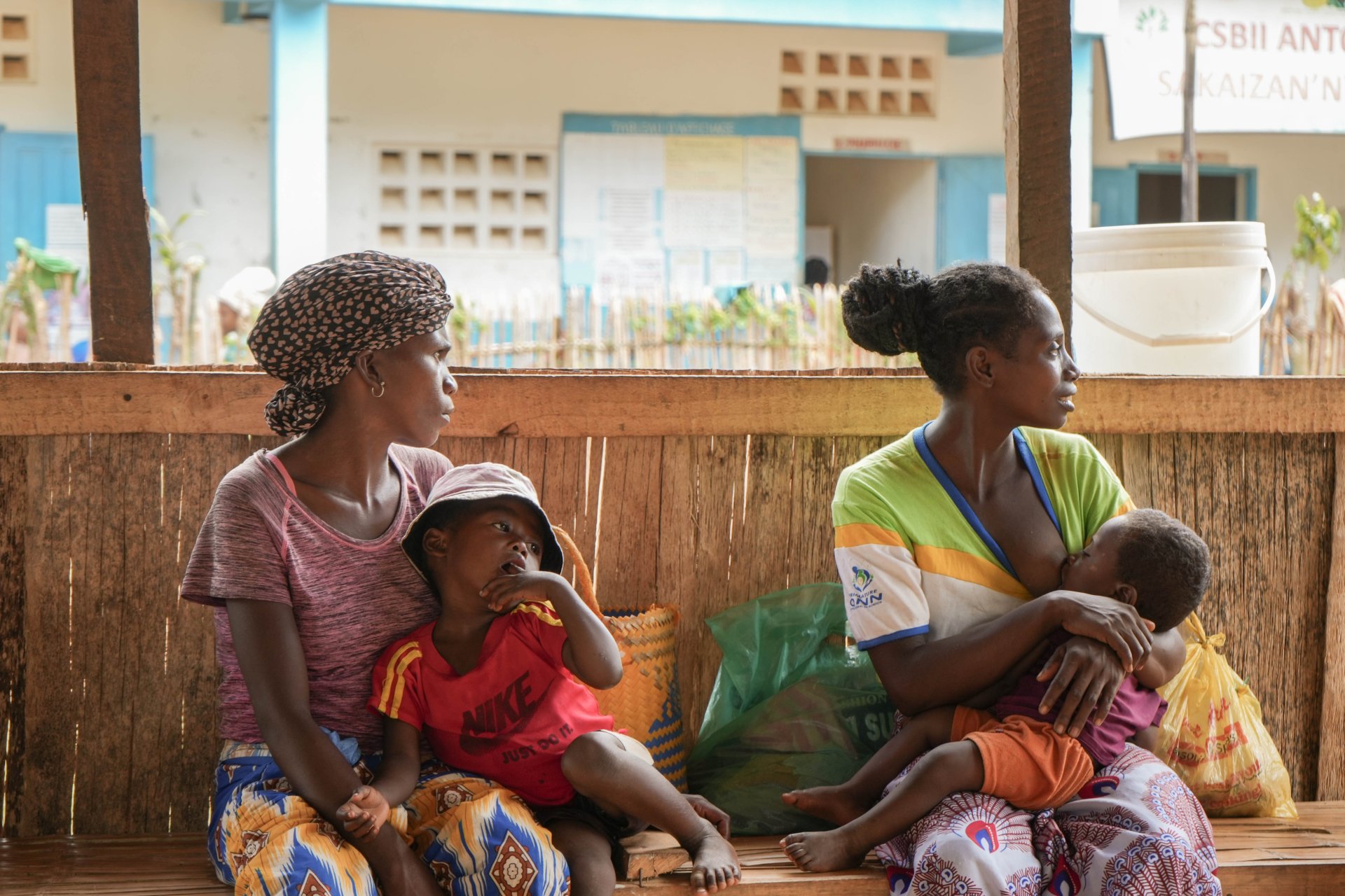 Les mères se rendent chaque semaine dans les centres de santé de MSF avec leurs enfants afin qu'ils reçoivent des soins contre la malnutrition, ce qui garantit un suivi et un traitement continus tout au long de leur convalescence.