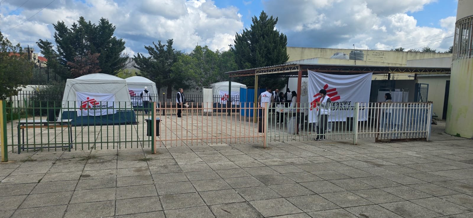 MSF a déployé une clinique mobile offrant des consultations médicales et des premiers secours psychologiques à Saïda, dans le sud du Liban, où certains refuges ont dépassé leur capacité d'accueil.