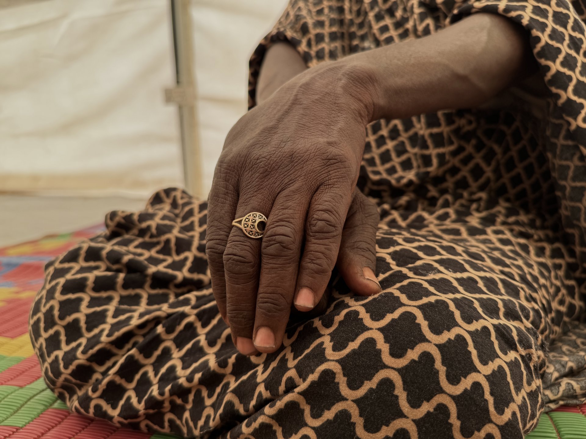 Fatima*, 35 Jahre alt, floh aus El Fasher, nachdem sie ihren Mann, ihre beiden Söhne und ihre beiden Brüder durch Gewalttaten verloren hatte. Sie wurde auf der Flucht verletzt und erinnert sich an die brutalen Übergriffe, denen sie ausgesetzt war. Fatima*, 35 Jahre alt, floh aus El Fasher, nachdem sie ihren Mann, ihre beiden Söhne und ihre beiden Brüder durch Gewalt verloren hatte. Sie wurde auf der Flucht verletzt und erinnert sich an die brutalen Übergriffe, denen sie ausgesetzt war. 