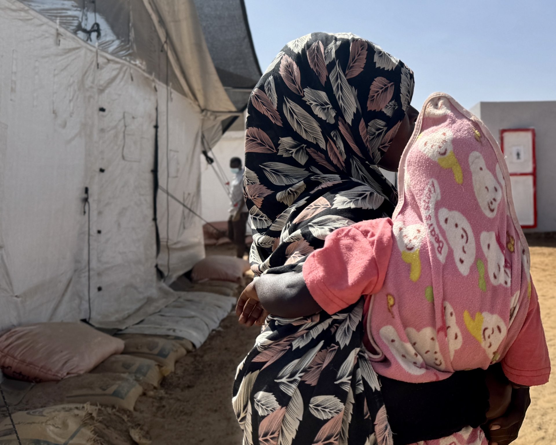 Amina*, 22 ans, a fui El Fasher, dans l’État du Darfour-Nord, au Soudan, après l’intensification des combats entre groupes armés. Douze membres de sa famille ont été tués lors d’une frappe de drone, dont ses parents, son mari et ses frères et sœurs. Alors qu’elle s’enfuyait avec ses enfants, elle a été violée par des hommes armés.