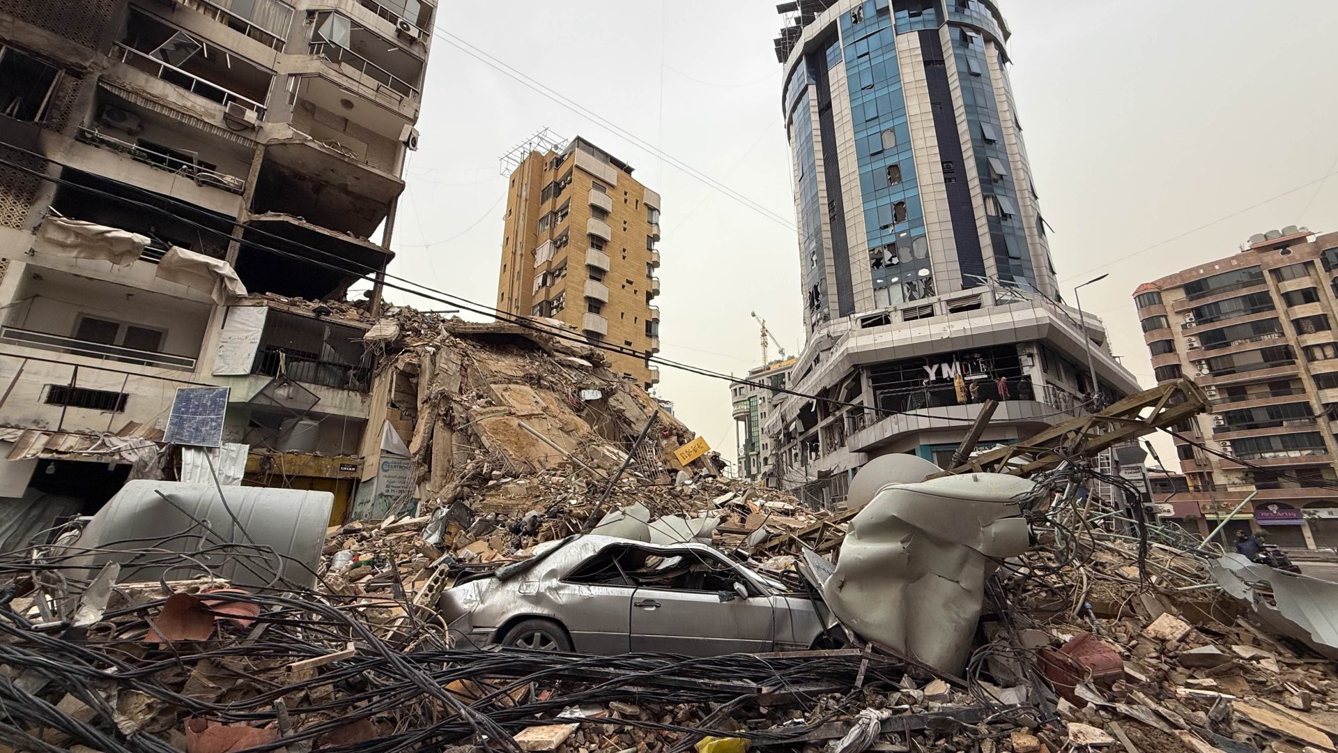 Des immeubles d'habitation détruits dans le quartier densément peuplé de Dahye, au sud de Beyrouth. 