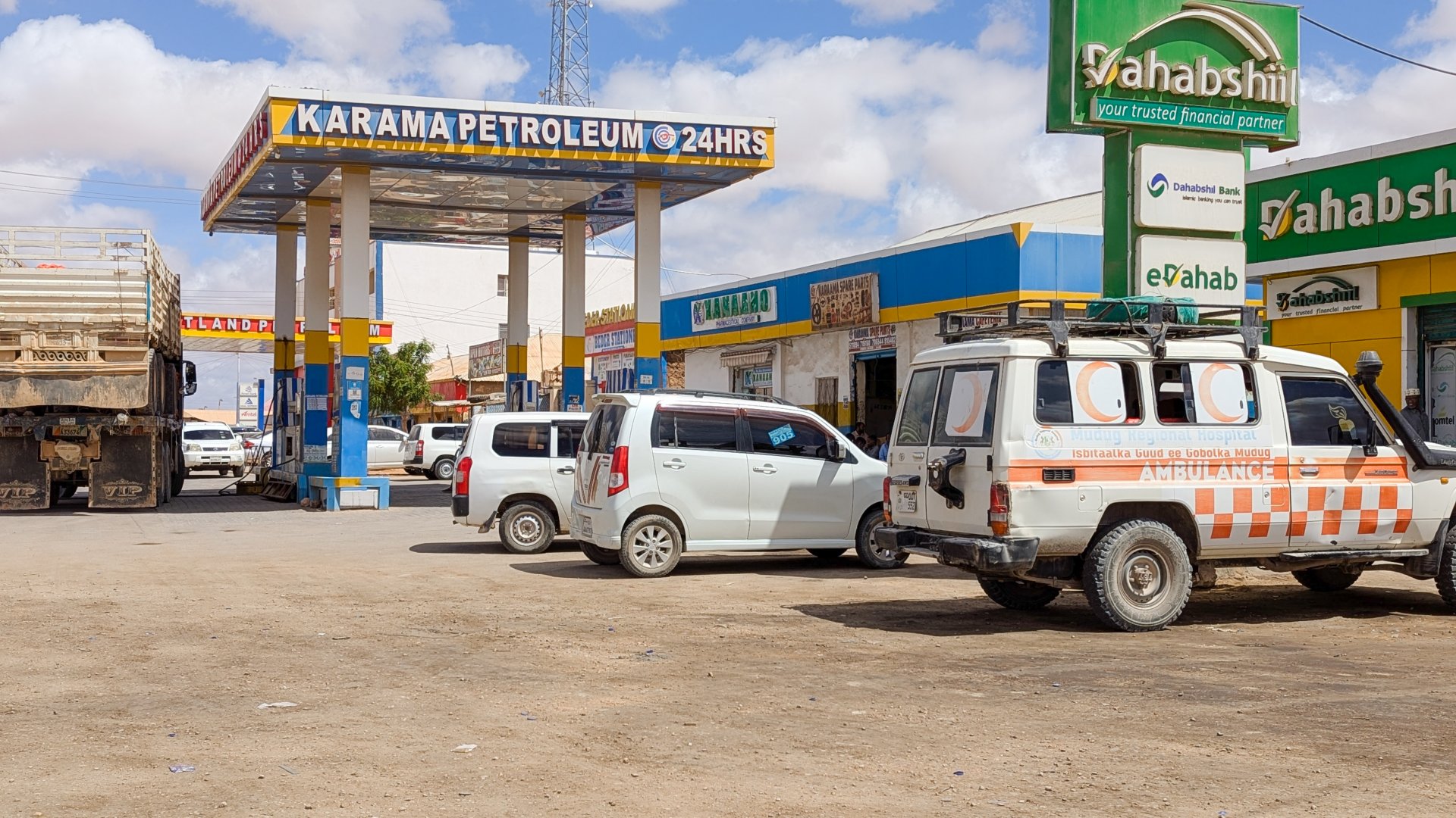 Une ambulance appartenant à l'hôpital régional de Mudug est garée à la station-service de Galkayo, dans la région de Mudug.