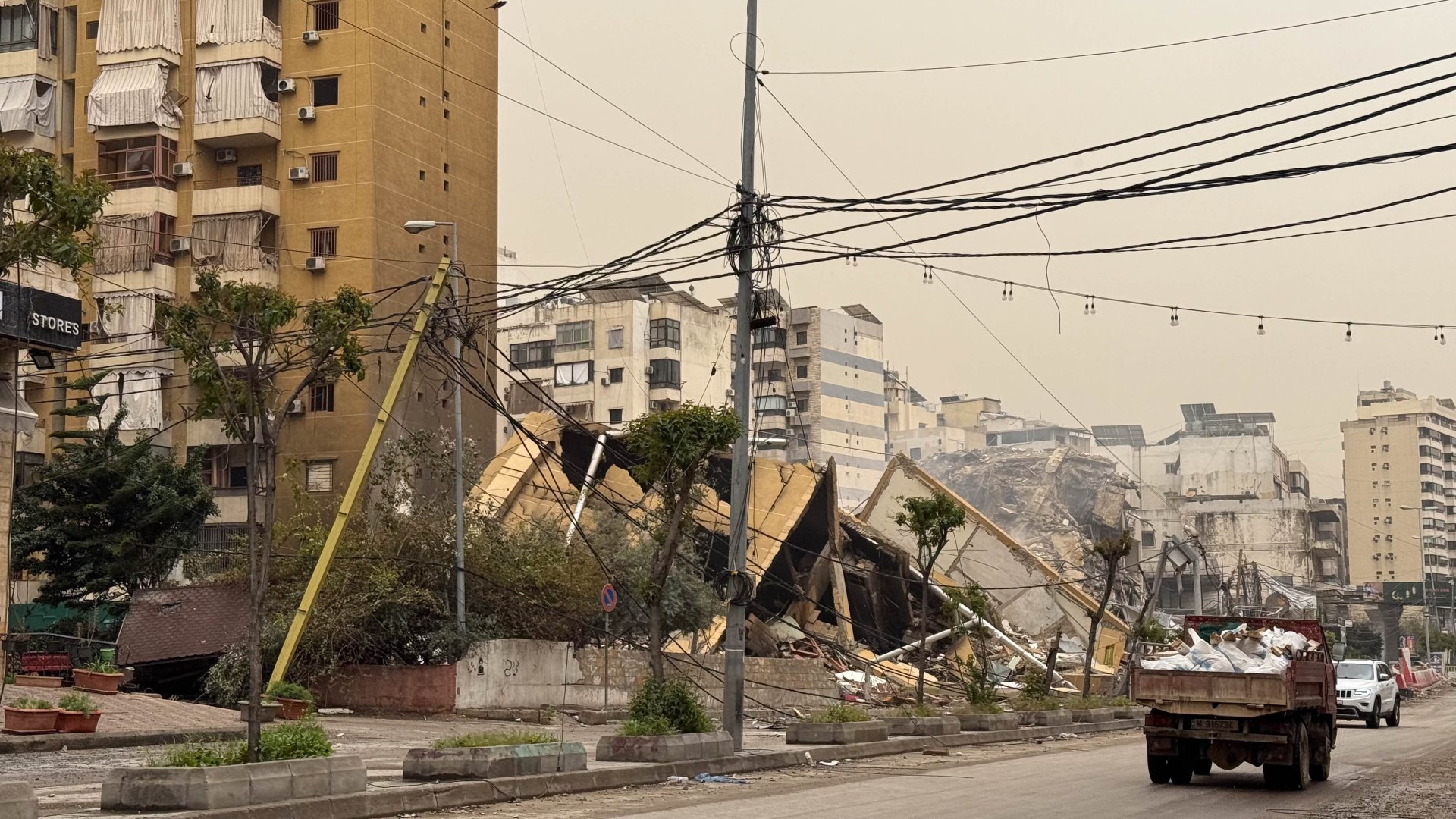 Des immeubles d'habitation détruits dans le quartier densément peuplé de Dahye, au sud de Beyrouth. 