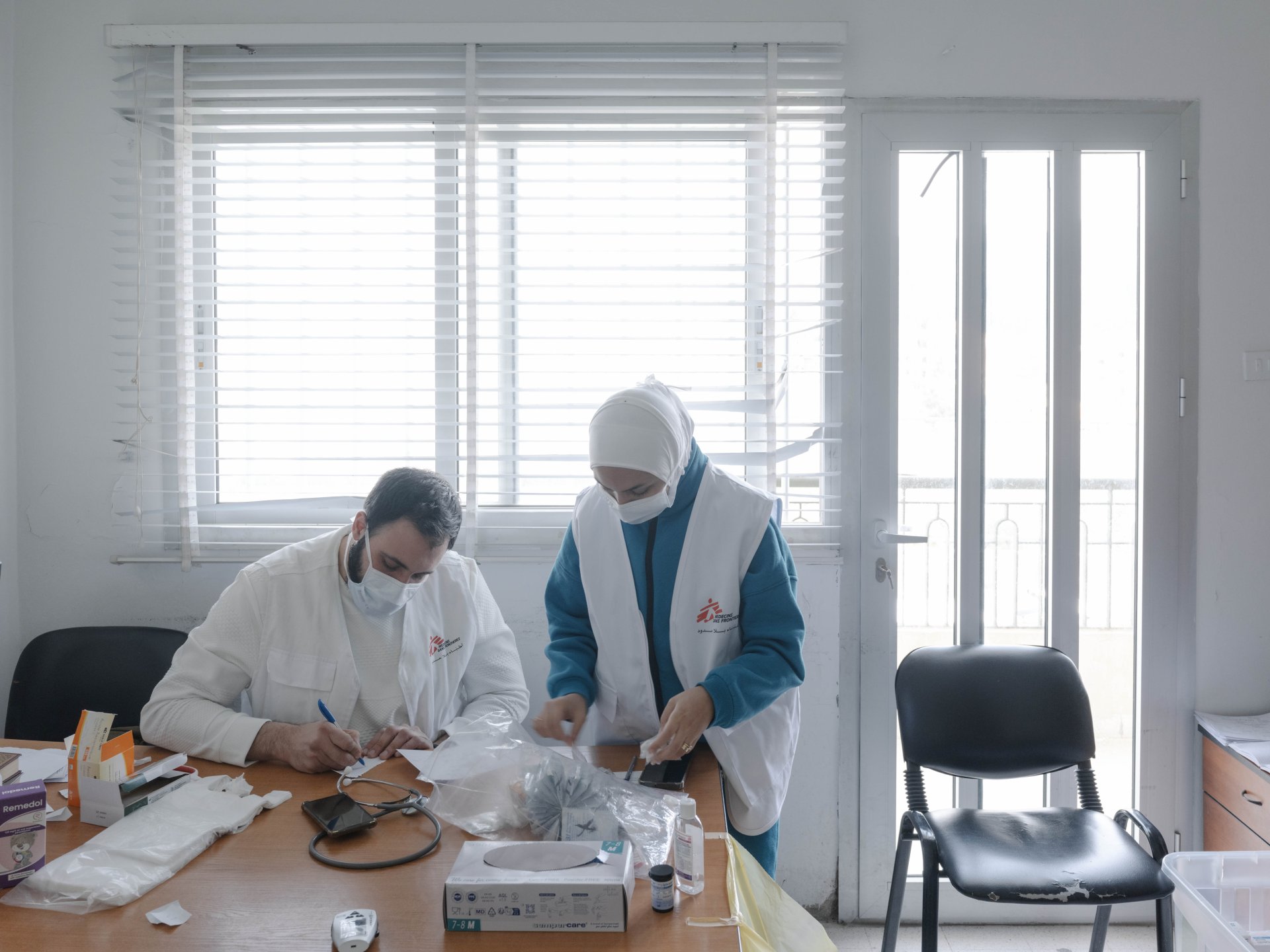 Des membres du personnel de MSF (Médecins Sans Frontières) lors d'une consultation dans la ville d'Anout, où de nombreuses familles déplacées ont trouvé refuge après avoir fui le sud du Liban lorsque les attaques israéliennes ont commencé le 2 mars.