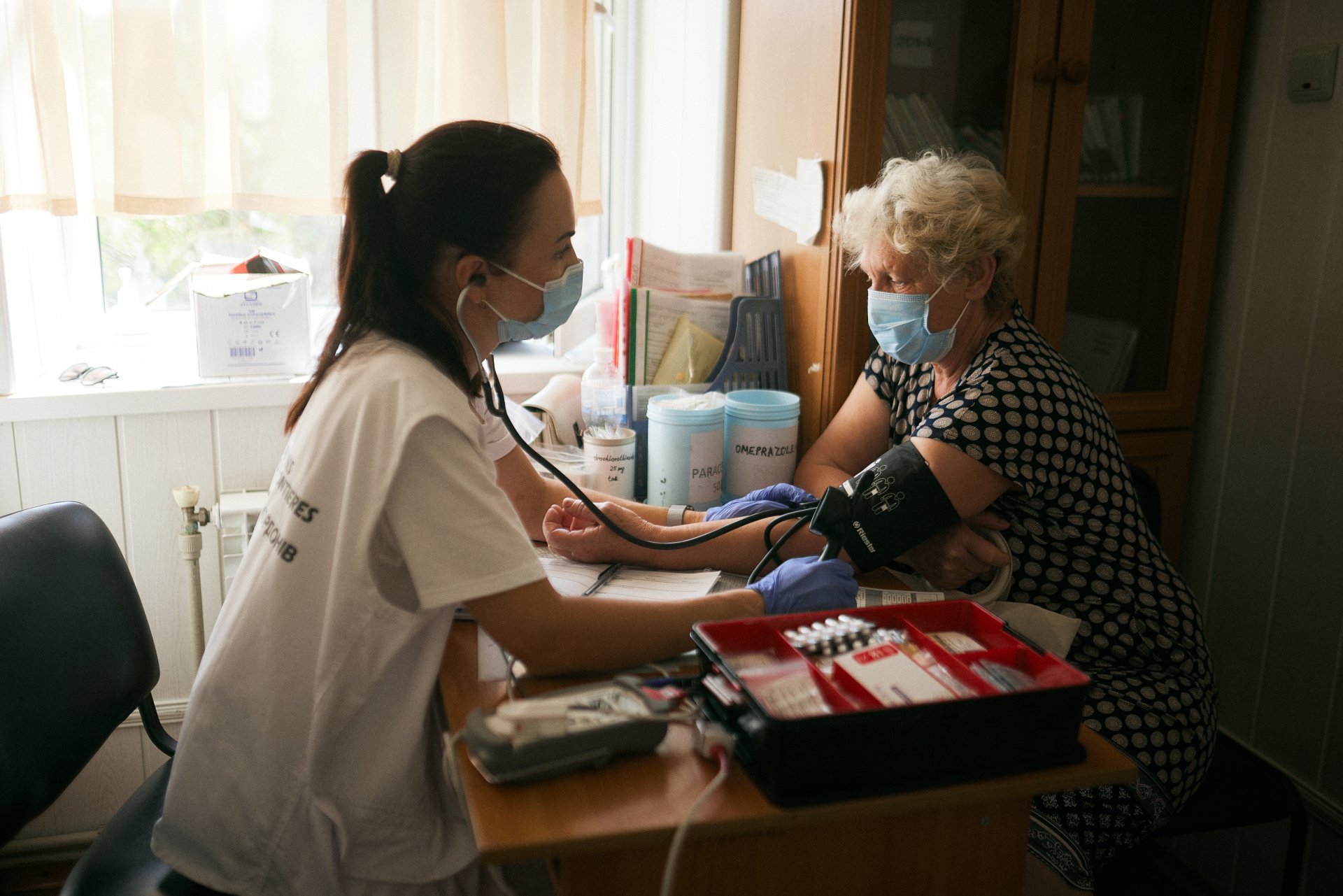 Un patient se rend à une consultation médicale organisée par MSF à Chornomorka, dans la région de Mykolaïv.