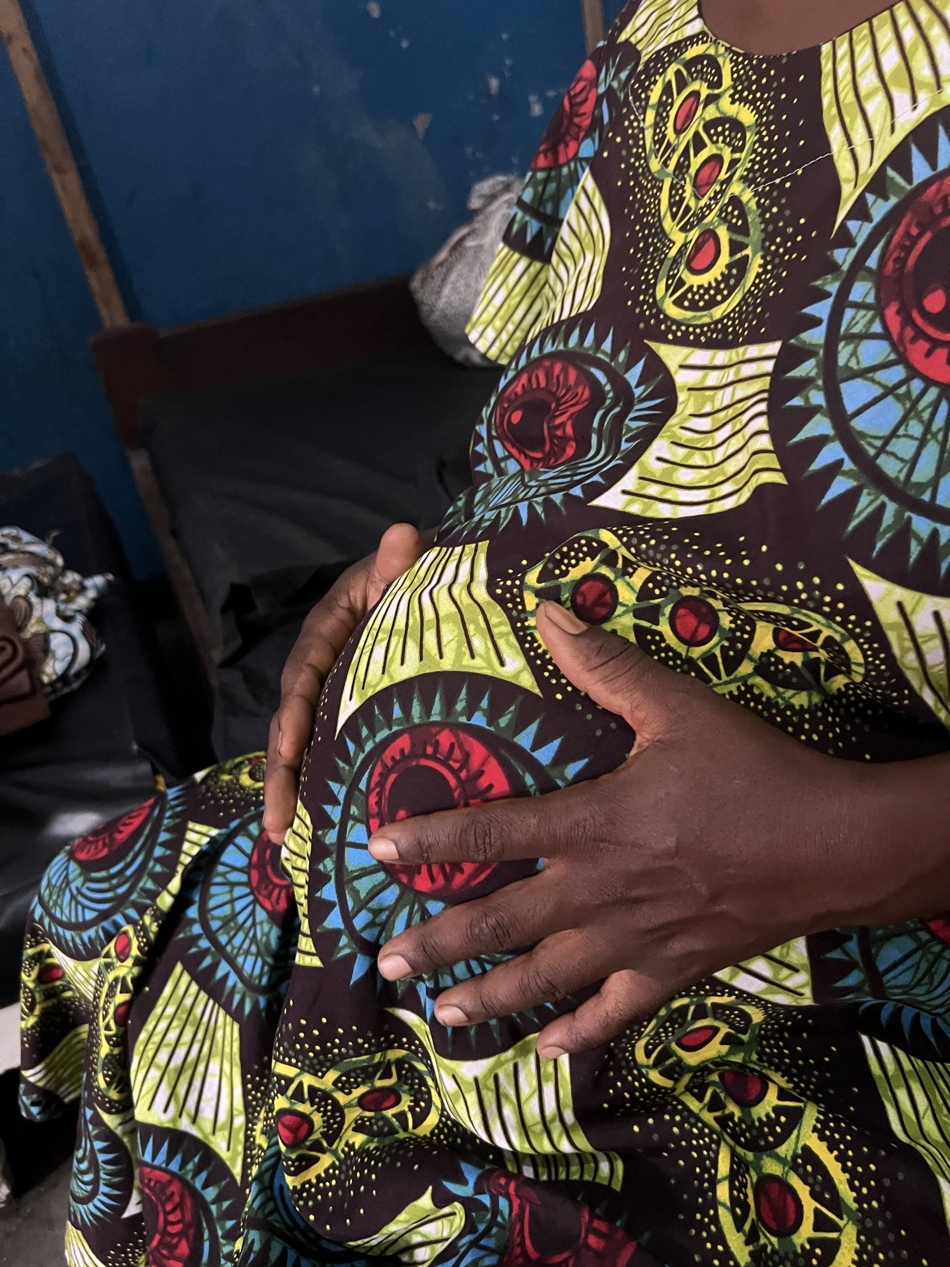 Chance Bakulu stammt aus Bishange (Masisi, Nord-Kivu) und wartet im Minova-Spital auf die Geburt ihres Kindes. Dort wird sie seit drei Wochen versorgt, da sie sich weder die medizinische Versorgung noch den Transport leisten kann.