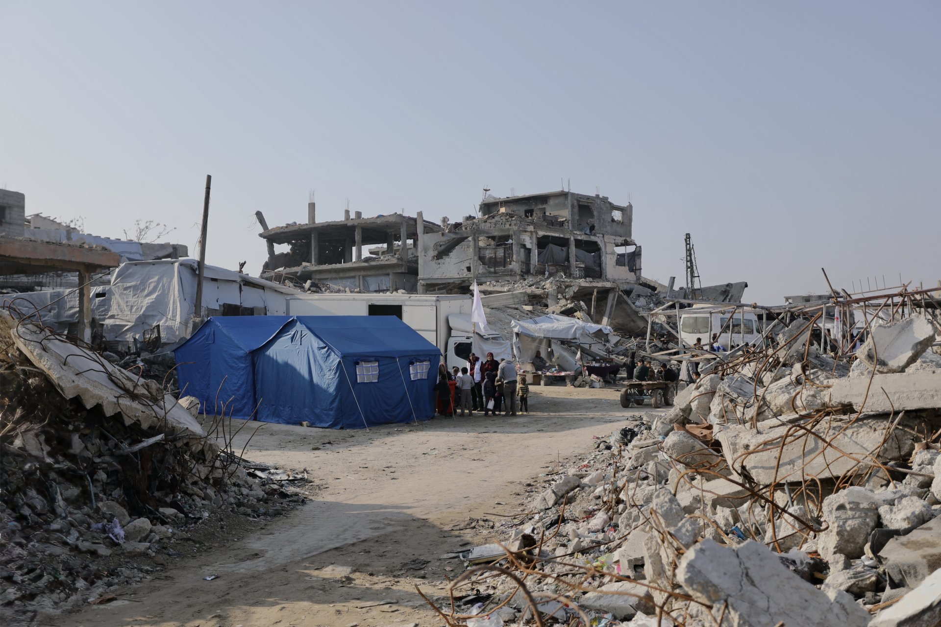 Les équipes des cliniques mobiles de MSF dispensent des soins de santé primaires aux Palestiniens dans le centre de la ville de Jabalya, au nord de la bande de Gaza, en Palestine. 