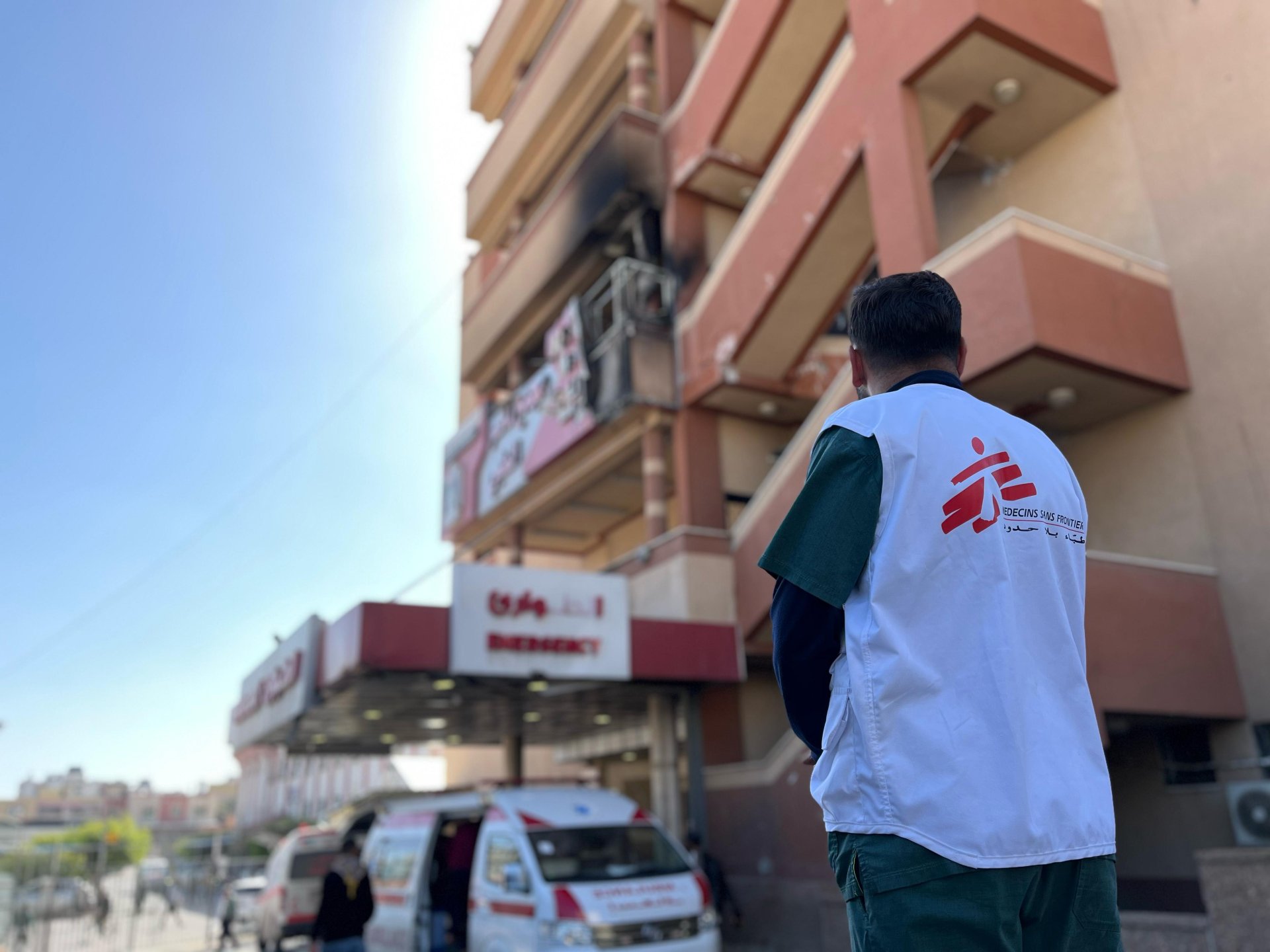 Personnel de MSF devant l'hôpital Nasser à Gaza après une frappe israélienne le 23 mars 2025. © MSF
