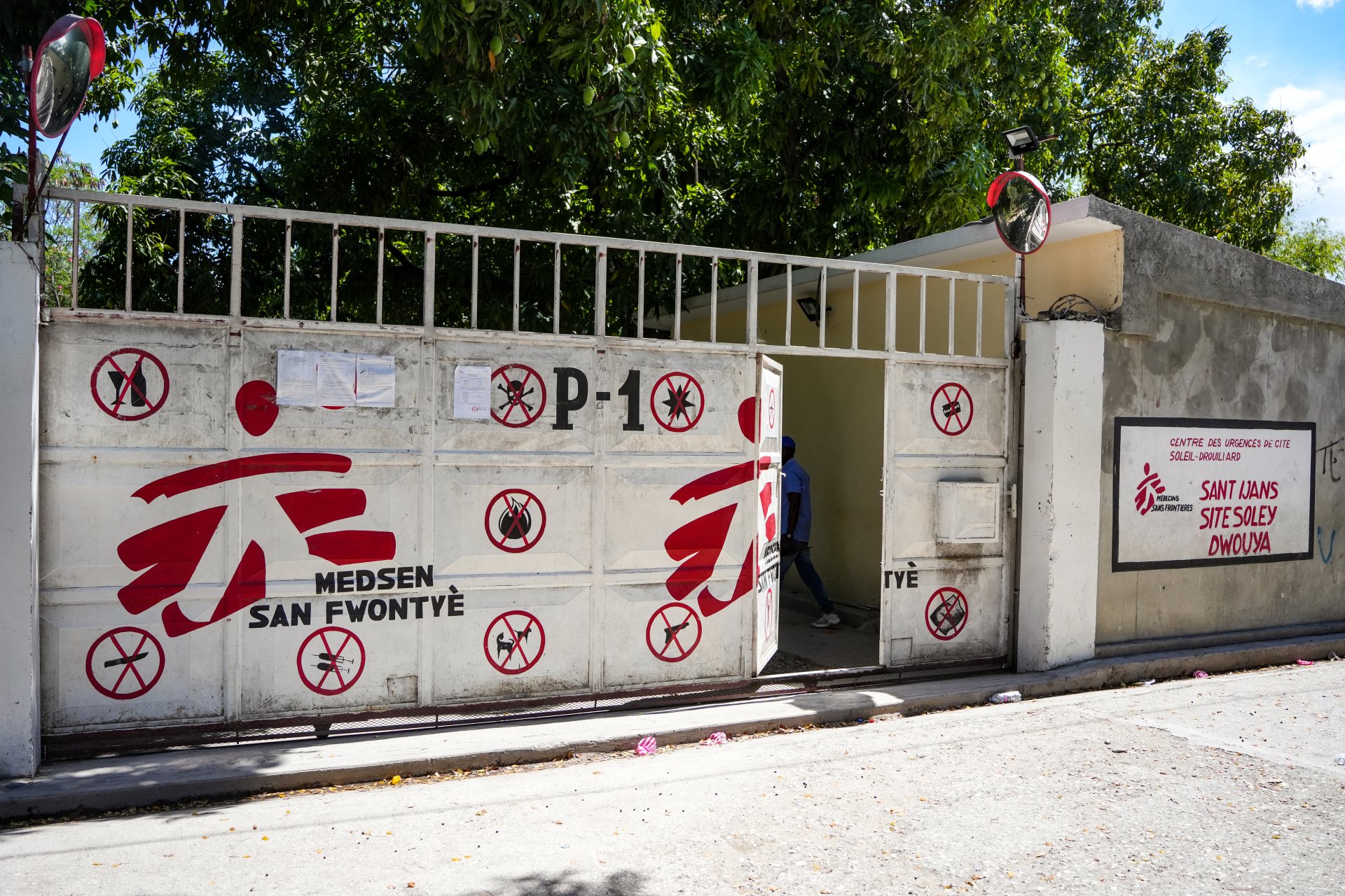 L'ingresso dell'ospedale di MSF a Drouillard, situato nel quartiere di Cité Soleil. 