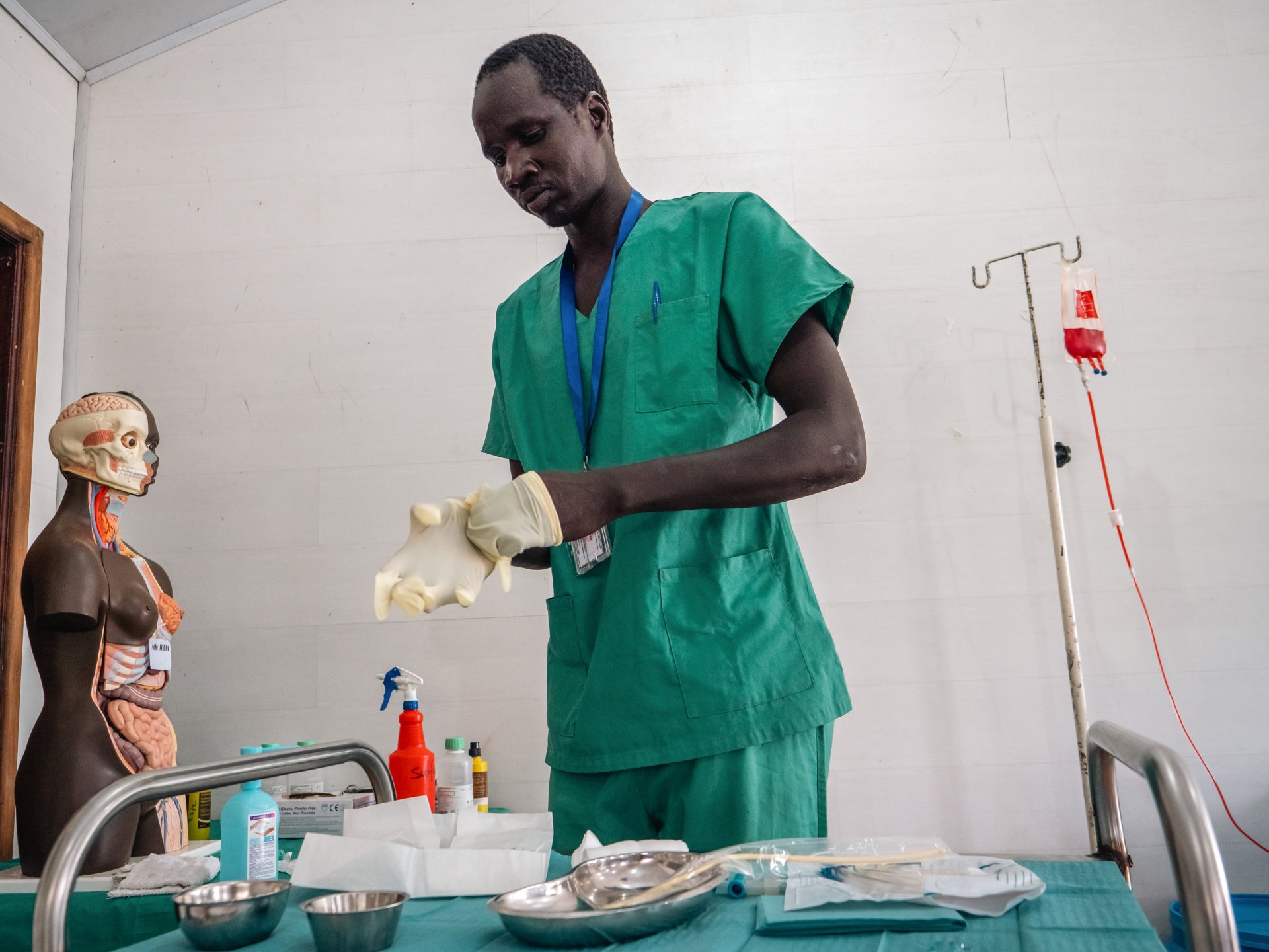 Gabriel Kalany, étudiant à l'Académie MSF, se prépare pour une séance d'entraînement