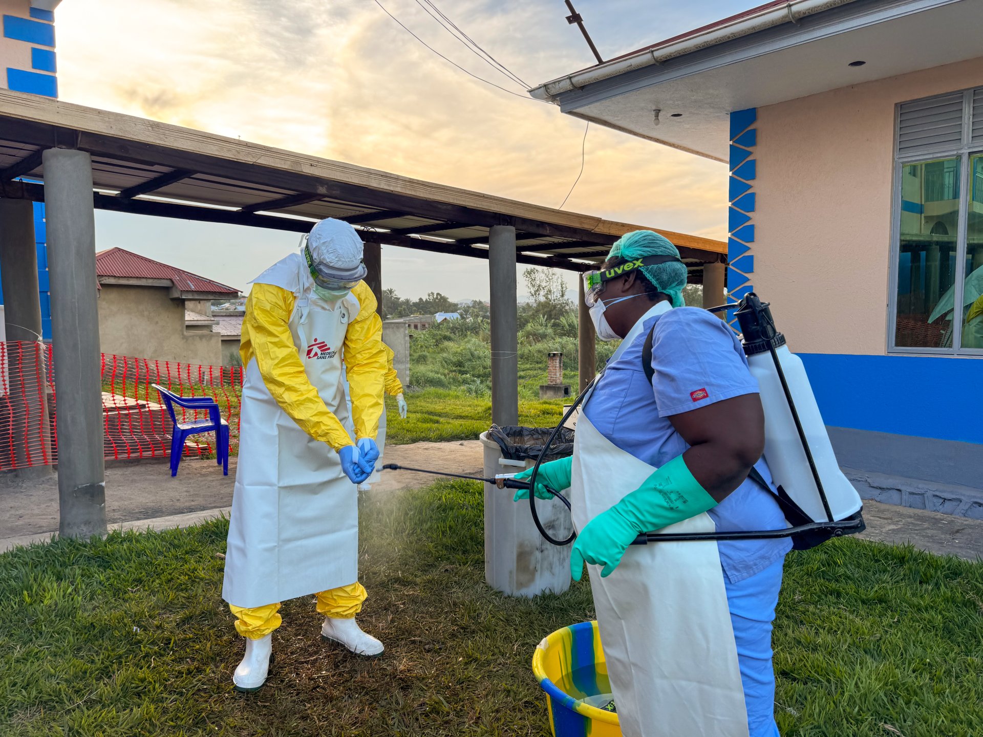 Ärzte ohne Grenzen eröffnet ein neues Behandlungszentrum für Ebola in Bunia