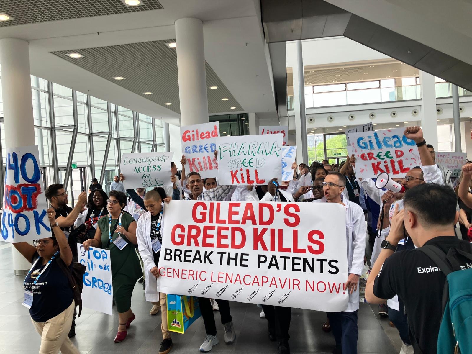 Médecins Sans Frontières manifeste lors de la Conférence internationale sur le sida pour réclamer une baisse du prix du CAB-LA et du LEN-LA.