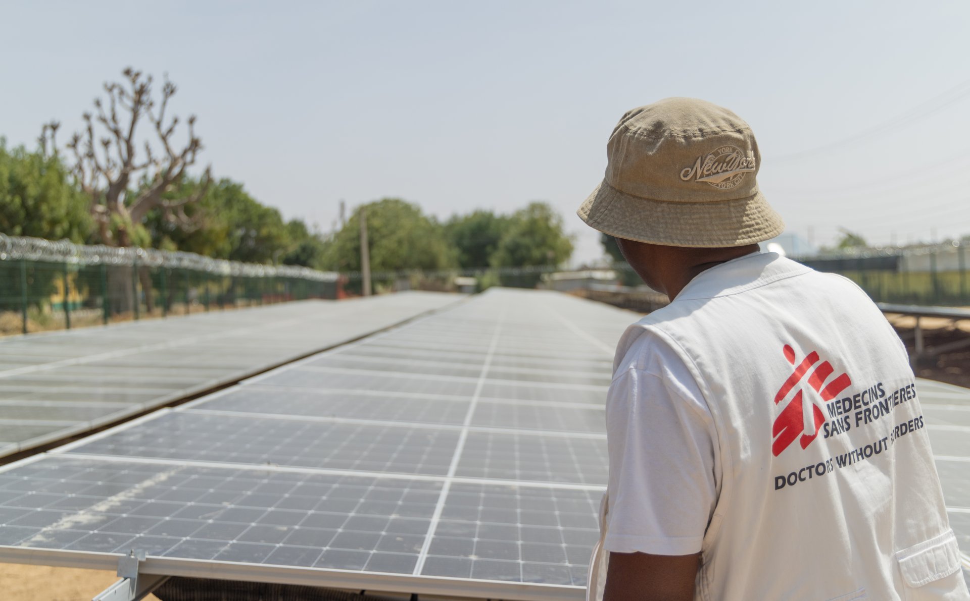 Installation de panneaux solaires à l'hôpital général de Zurmi