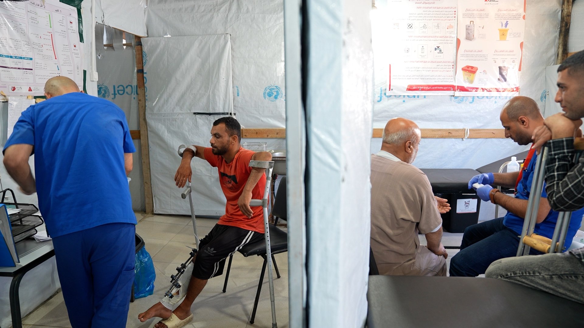 Gaza : un an après, les victimes des violences survenues lors des distributions alimentaires subissent encore aujourd’hui des conséquences durables