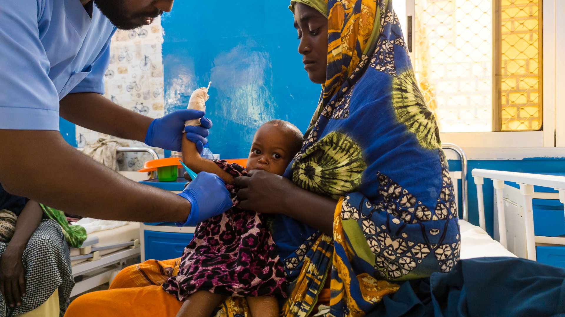 Cette mère de cinq enfants a emmené son enfant à l'hôpital de Baidoa pour la première fois, après avoir parcouru 30km. La famille a dû attendre deux mois pour pouvoir assumer le du coût du transport, après avoir perdu toutes leurs sources de revenu à cause de la sécheresse.  